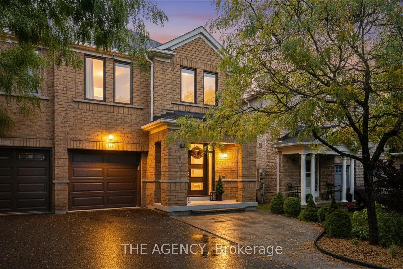 908 Oaktree Crescent