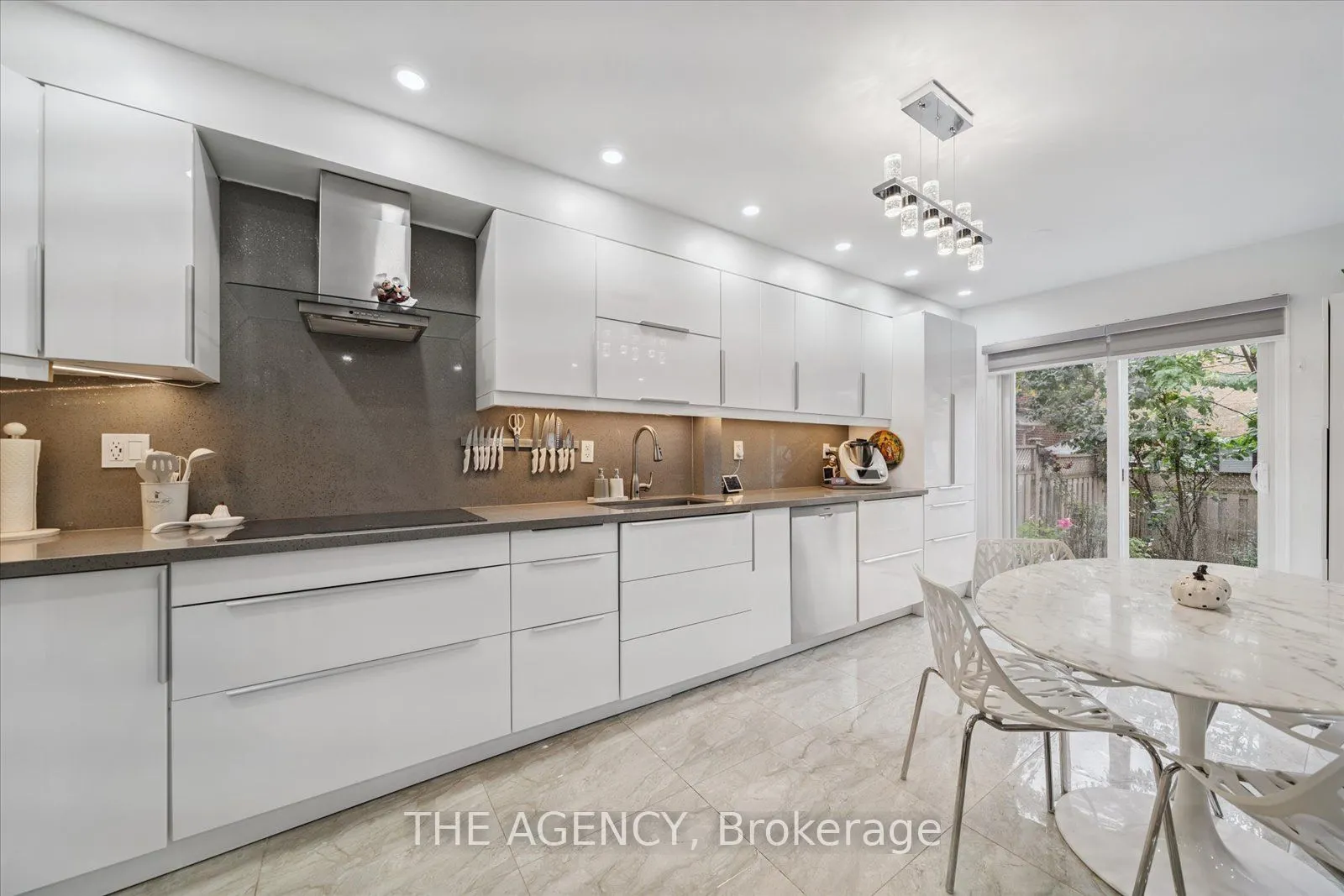 908 Oaktree Crescent
