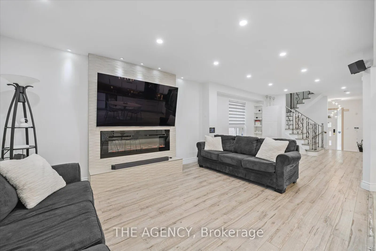 908 Oaktree Crescent