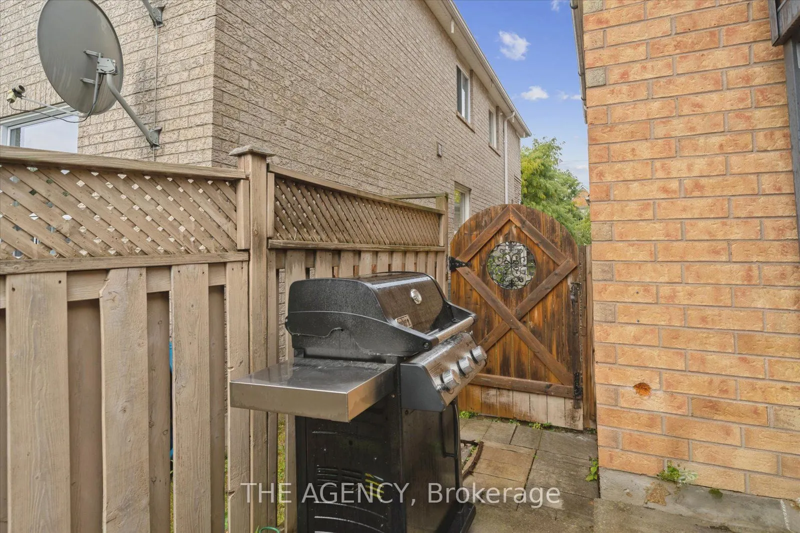 908 Oaktree Crescent
