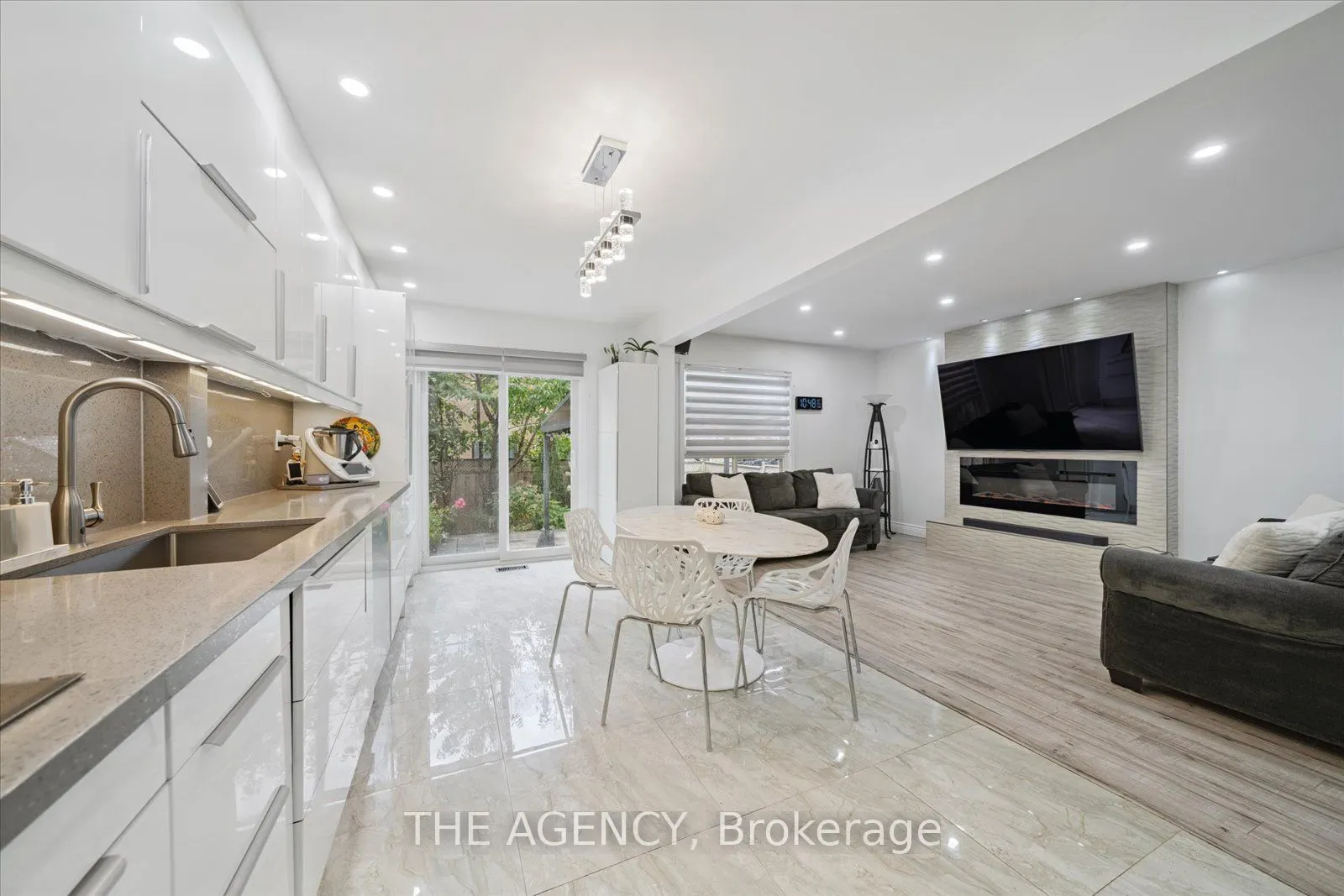 908 Oaktree Crescent