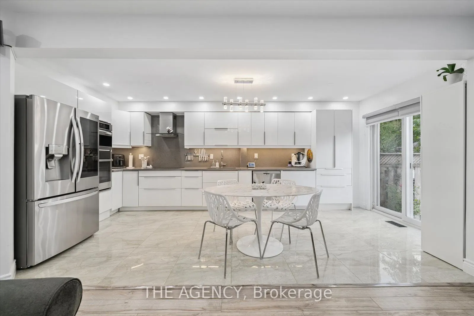 908 Oaktree Crescent