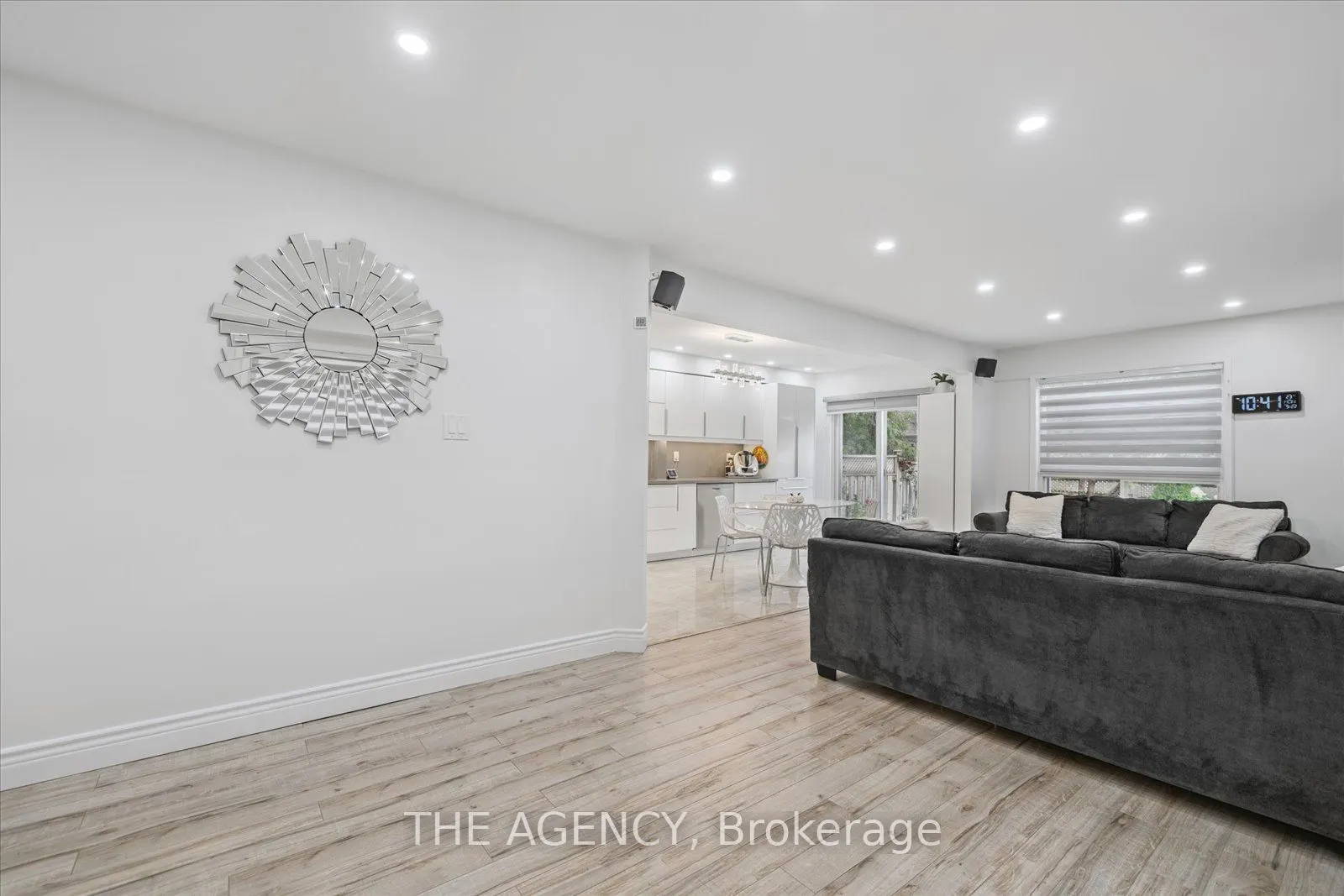 908 Oaktree Crescent