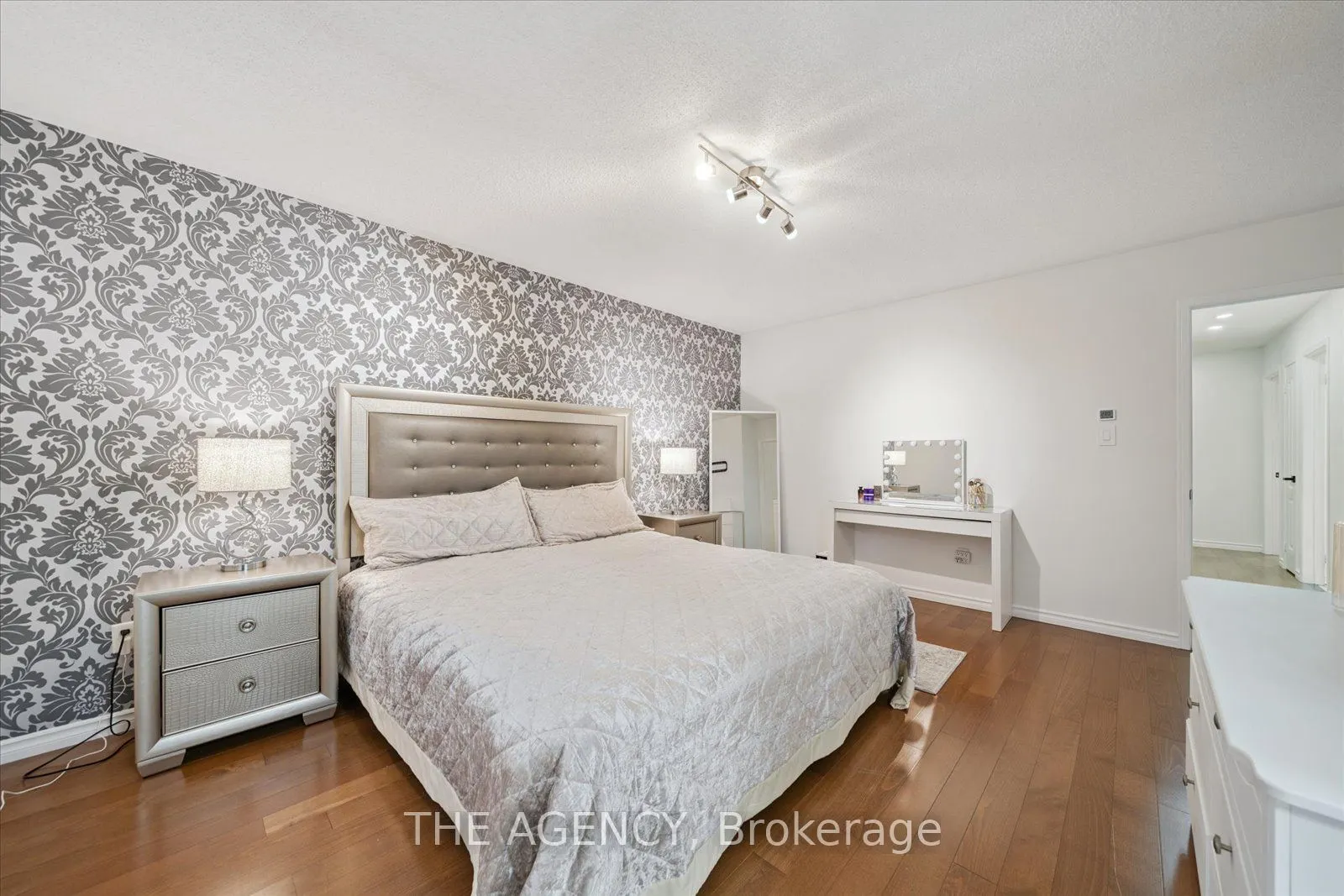 908 Oaktree Crescent