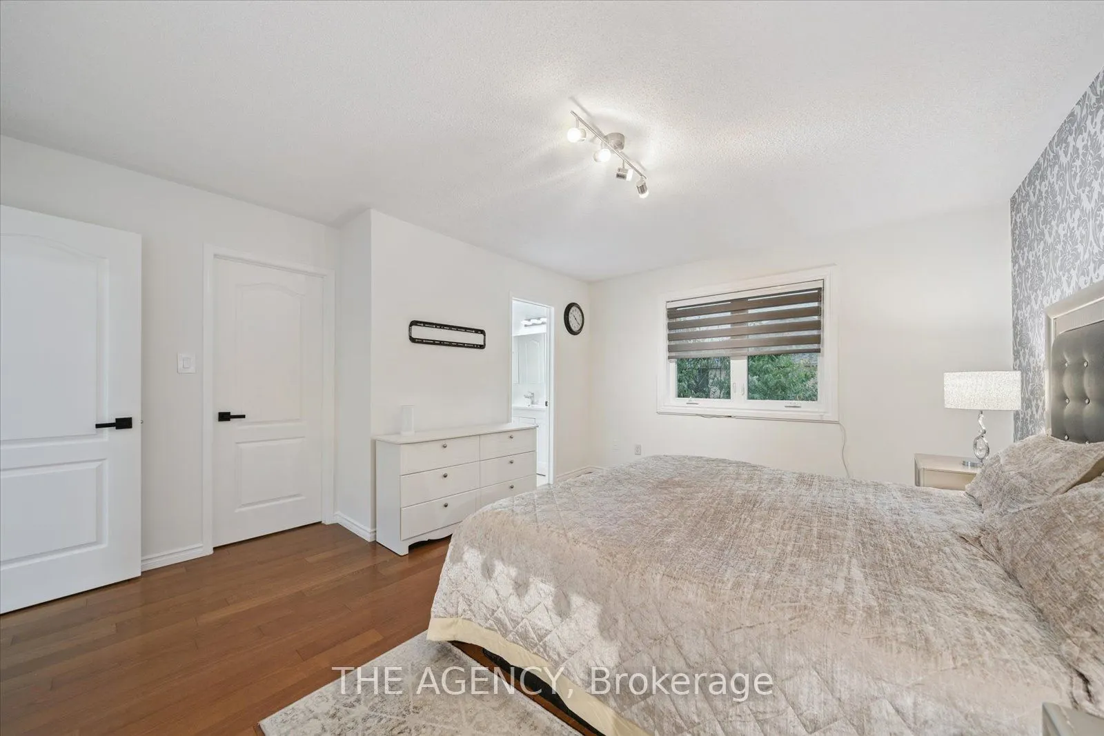 908 Oaktree Crescent