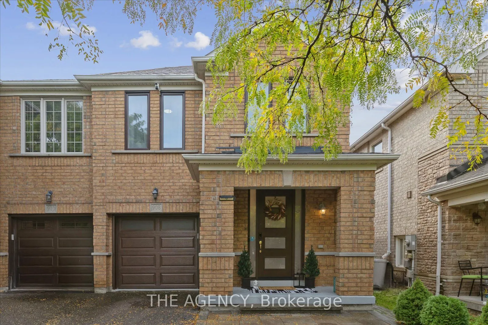 908 Oaktree Crescent