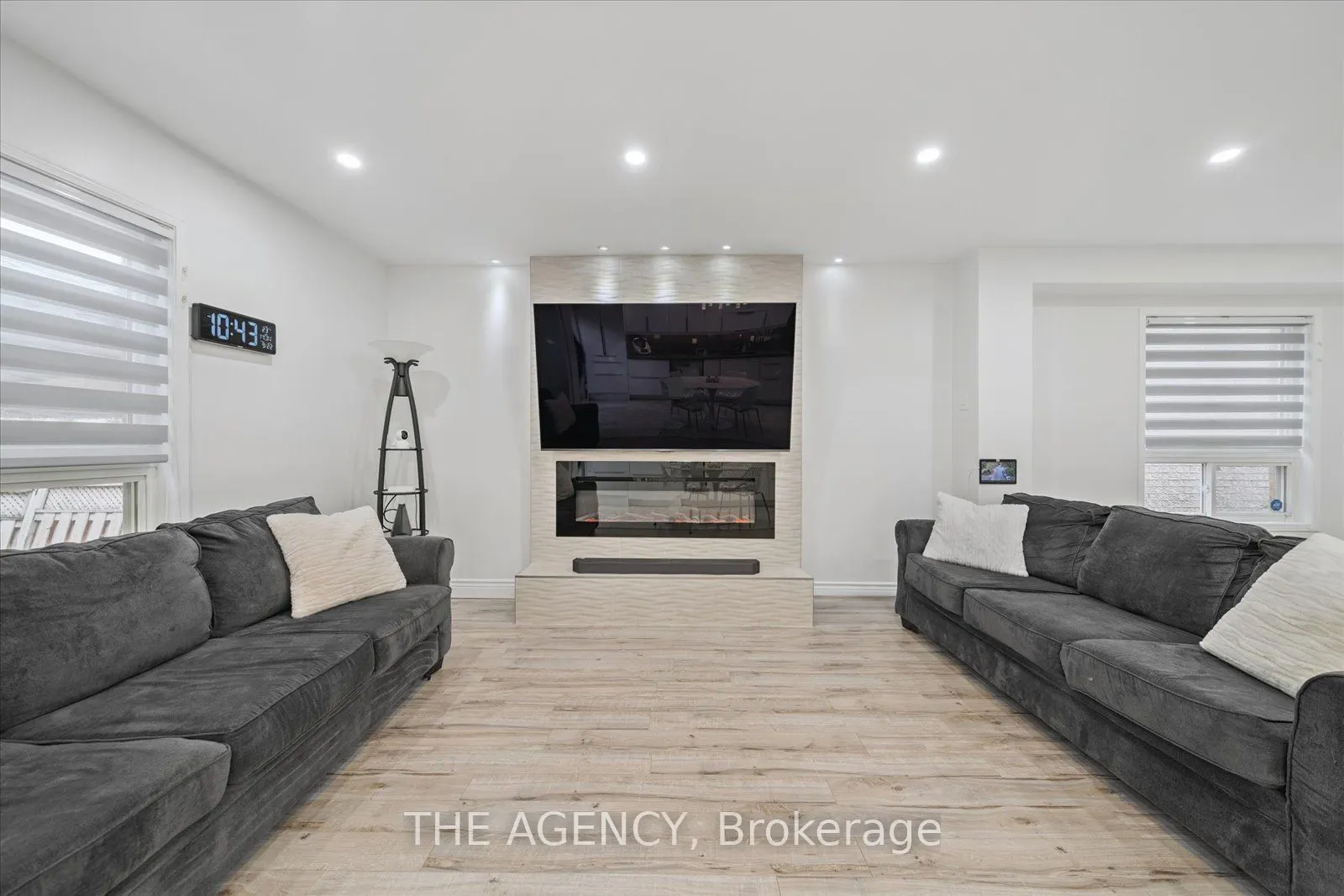 908 Oaktree Crescent