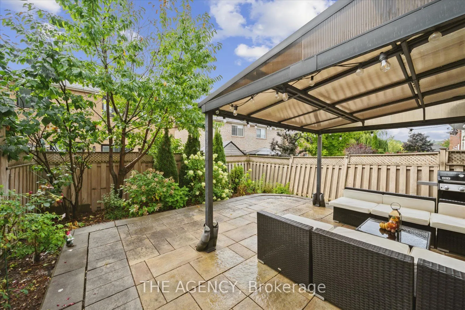 908 Oaktree Crescent