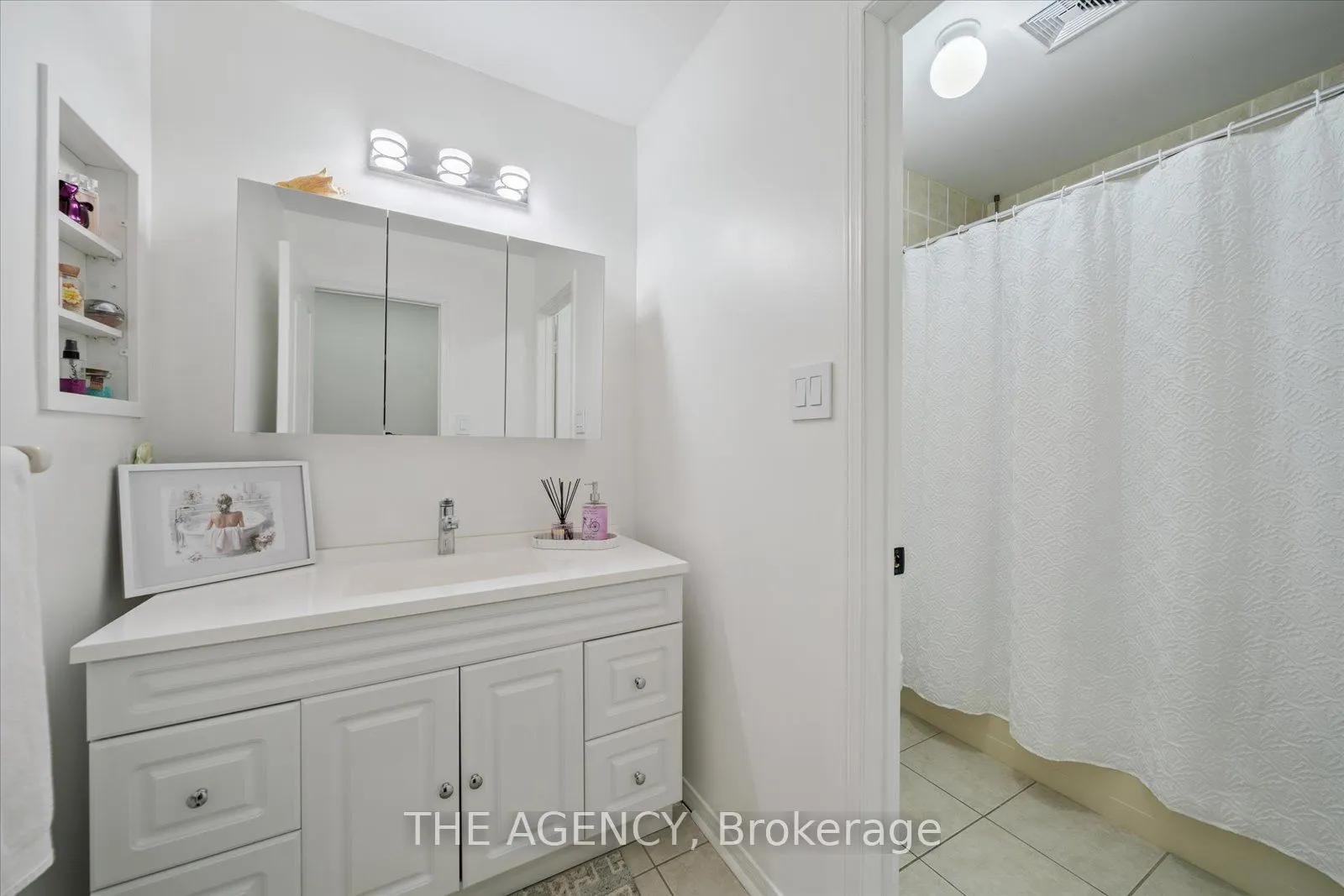 908 Oaktree Crescent