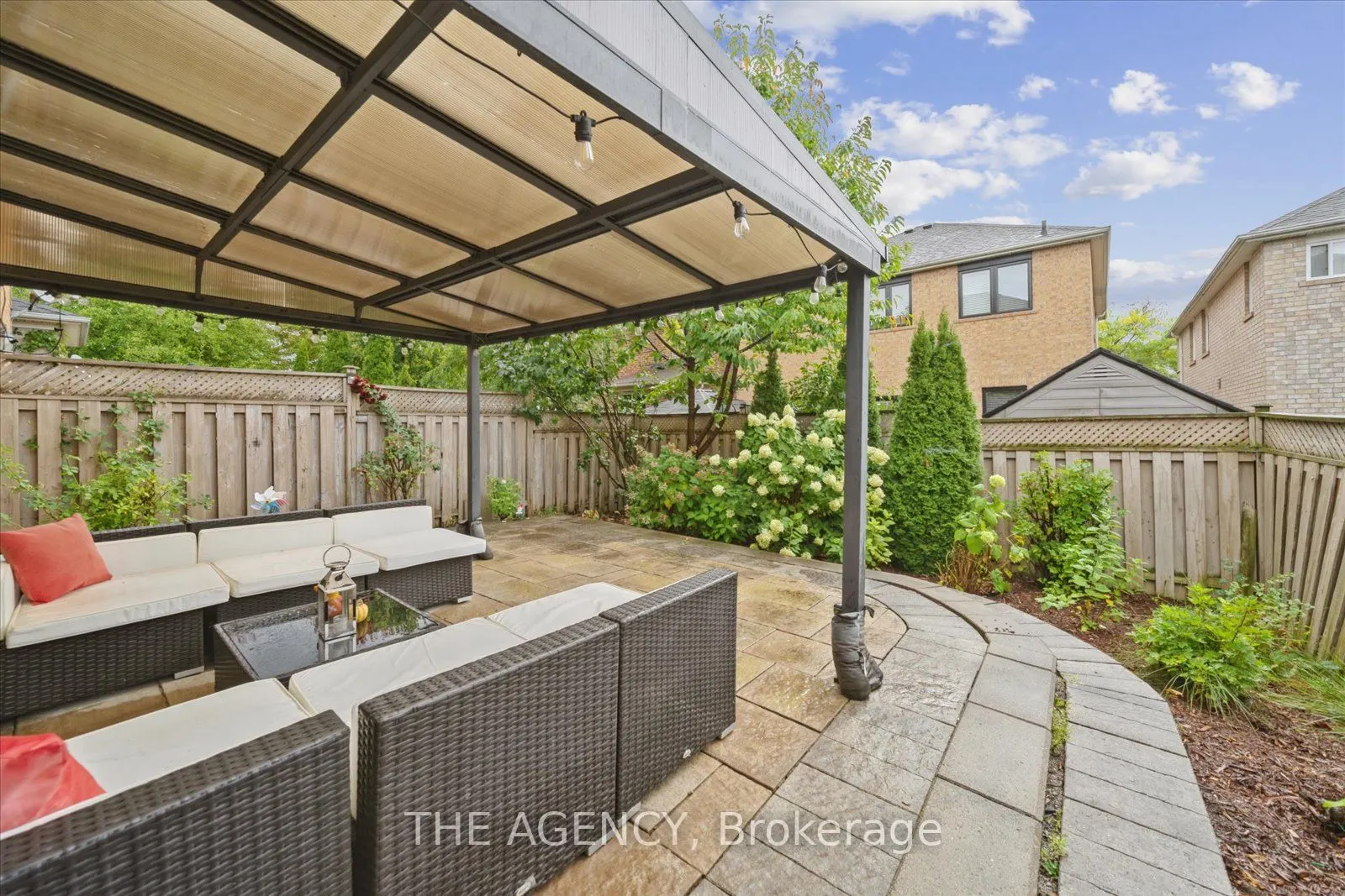 908 Oaktree Crescent