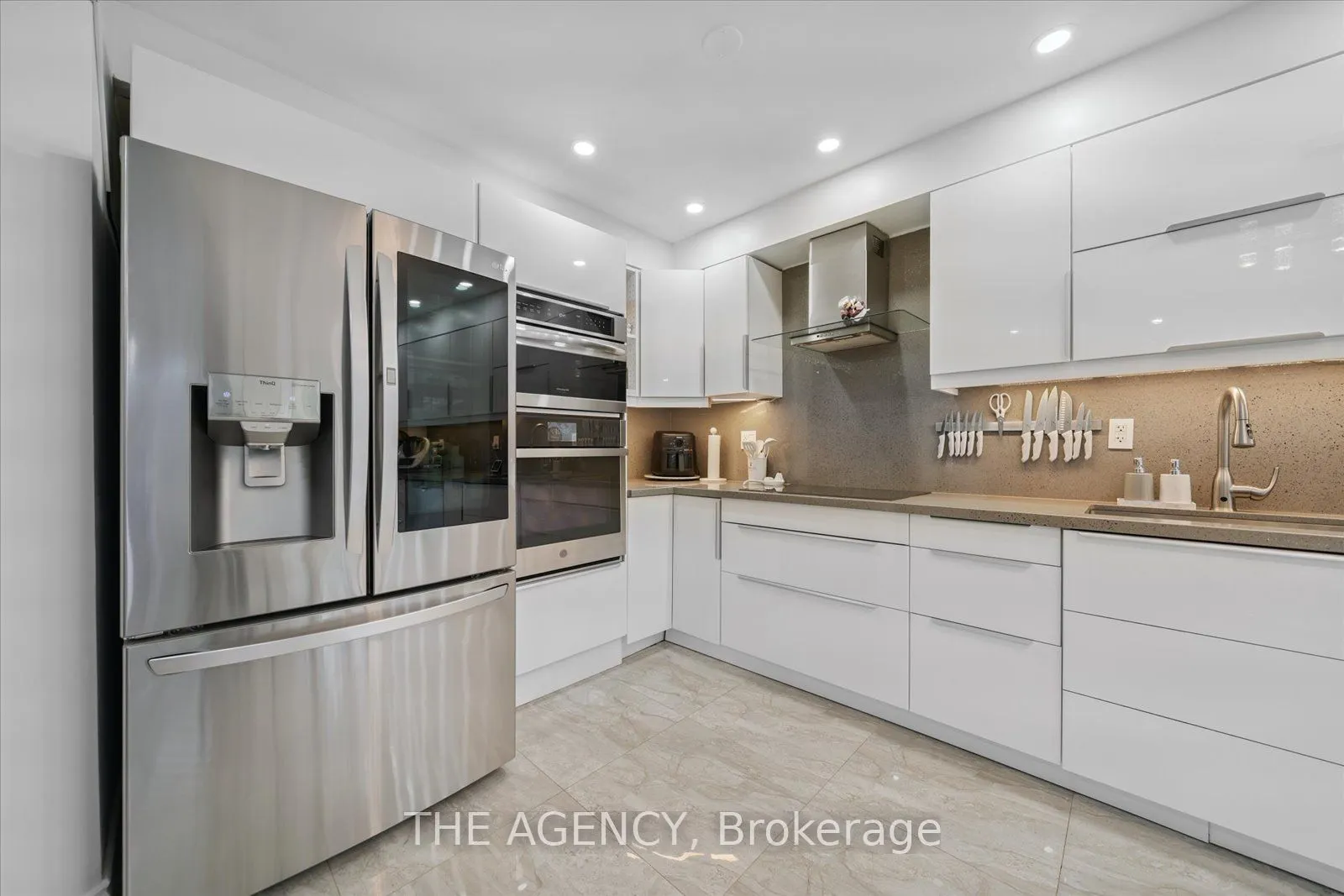 908 Oaktree Crescent