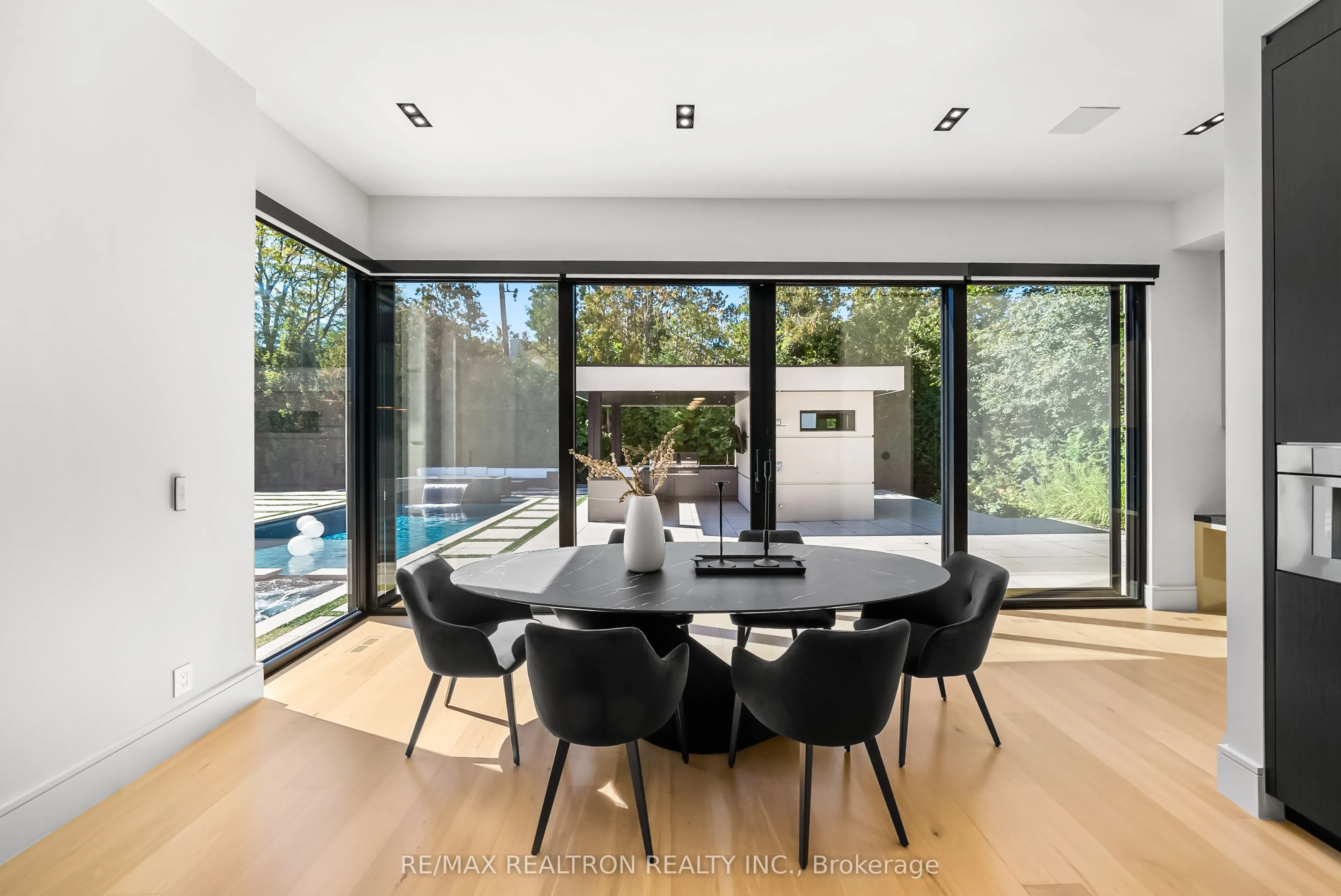 32 Laureleaf Road