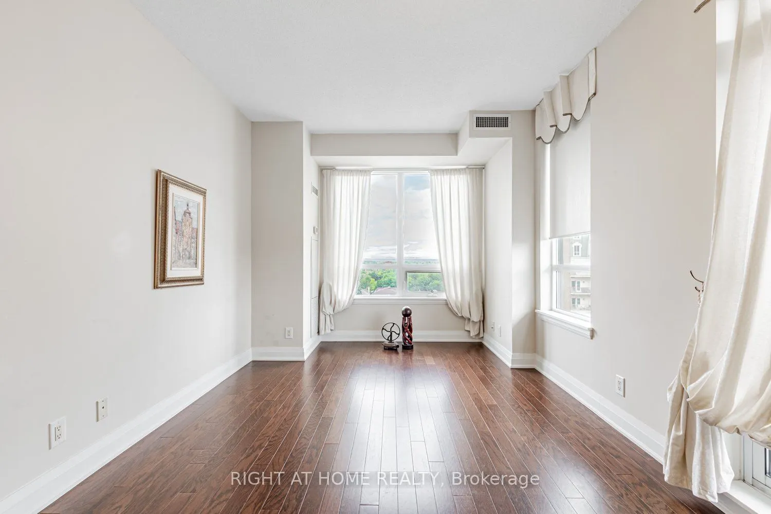 520 Steeles Avenue W, #1204