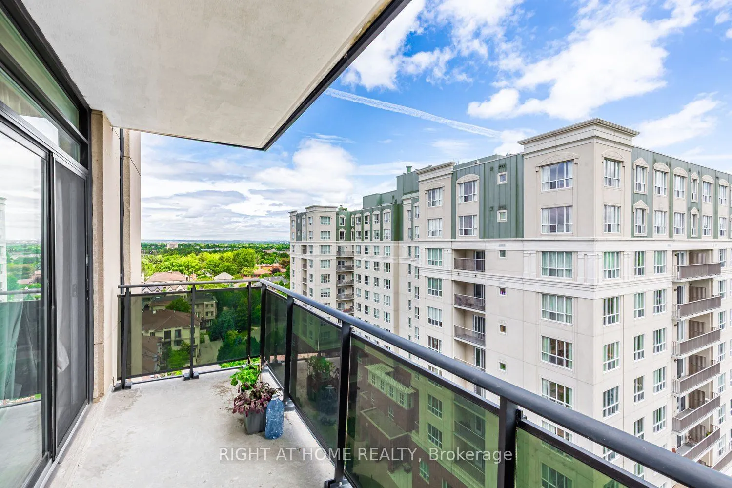 520 Steeles Avenue W, #1204