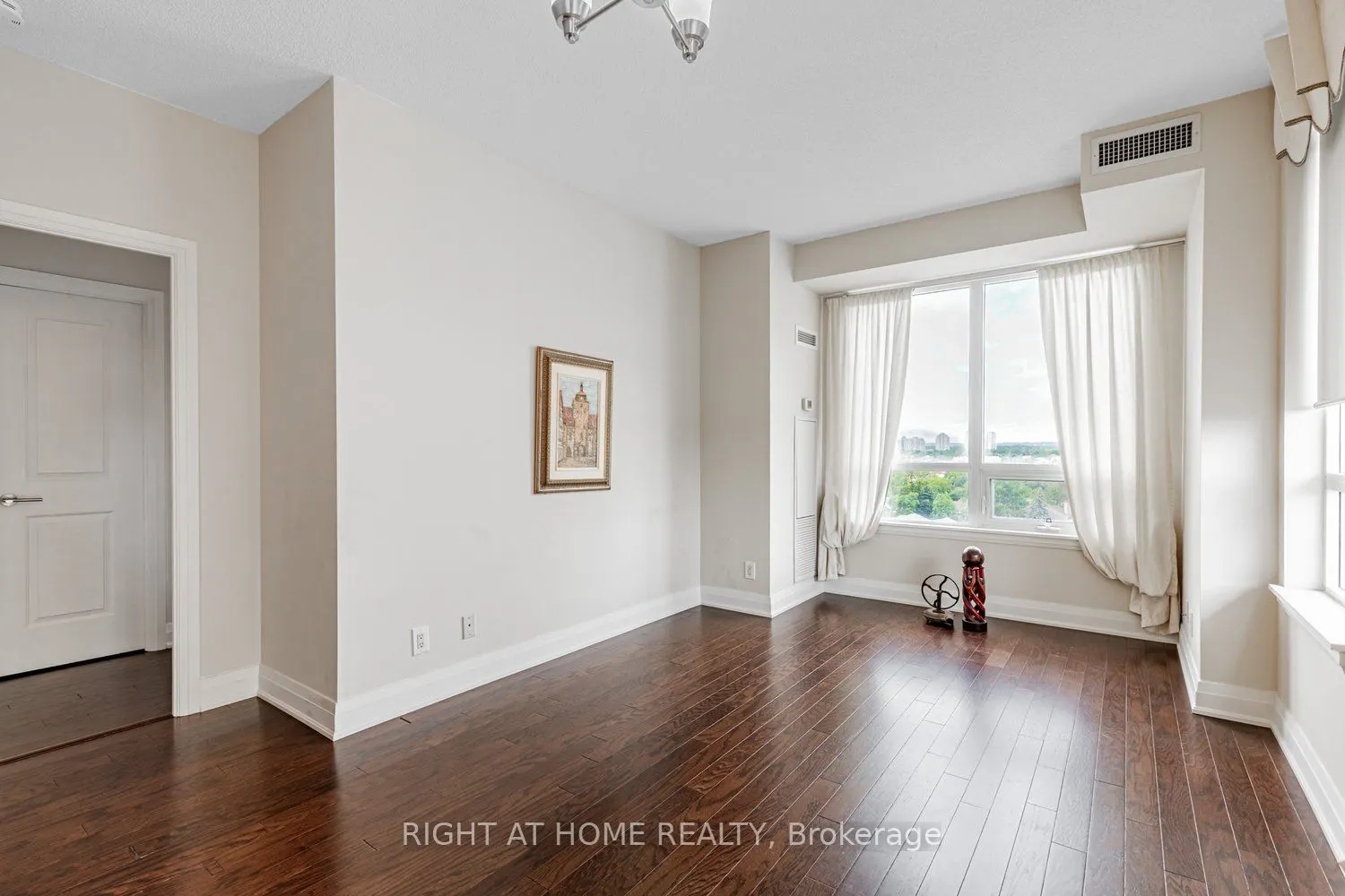 520 Steeles Avenue W, #1204