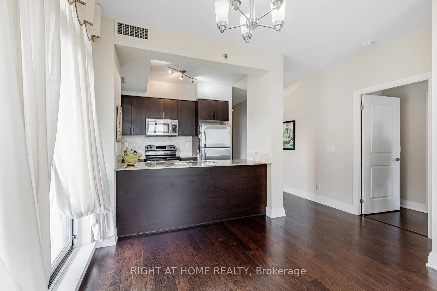 520 Steeles Avenue W, #1204