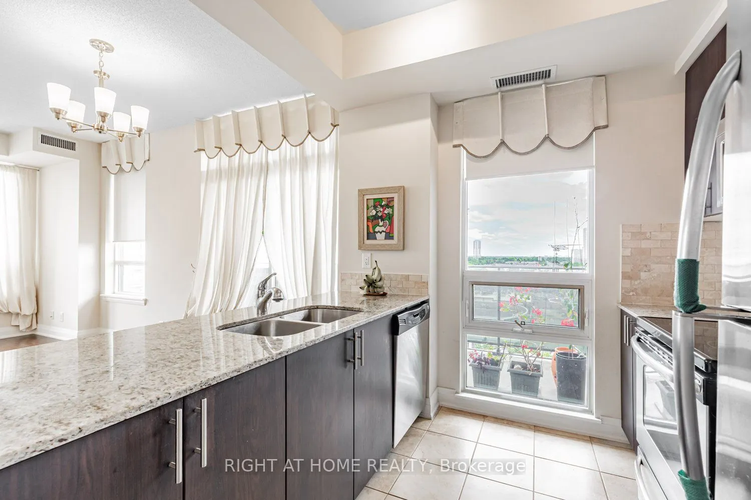 520 Steeles Avenue W, #1204
