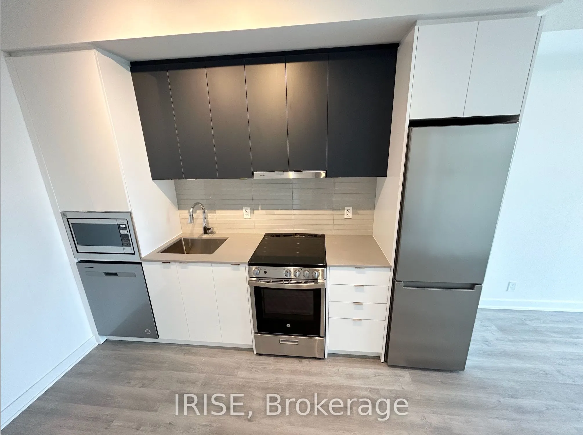 30 Upper Mall Way, #2301