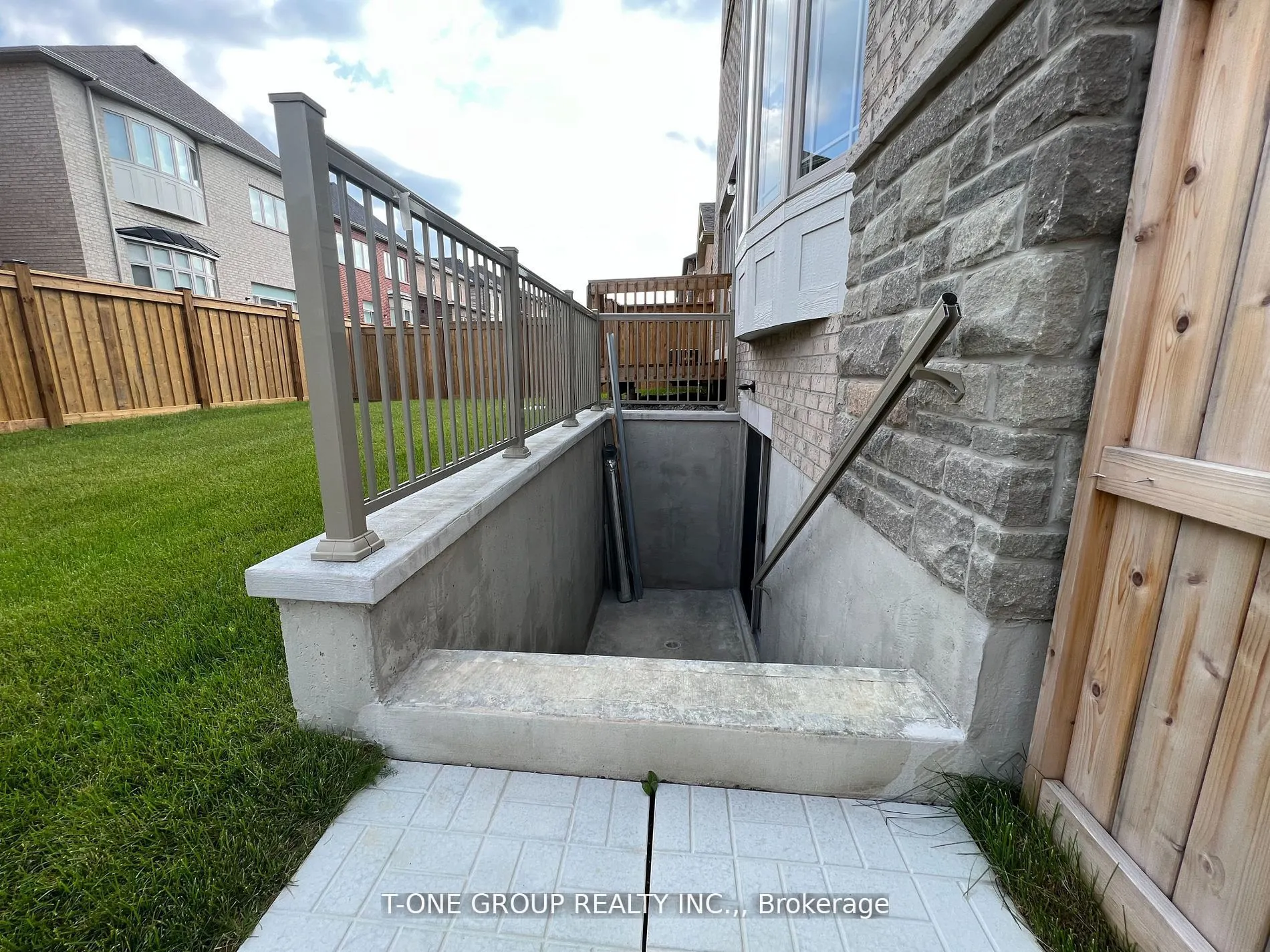 82 Madoc Place, #BSMT