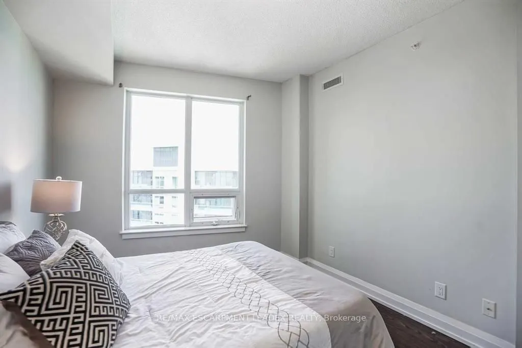 7161 Yonge Street, #2731