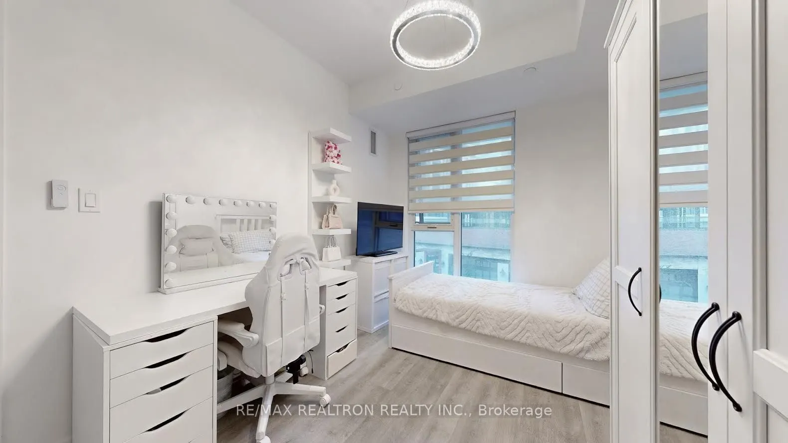 38 Simcoe Promenade, #319C