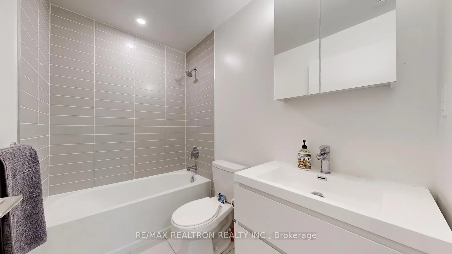 38 Simcoe Promenade, #319C