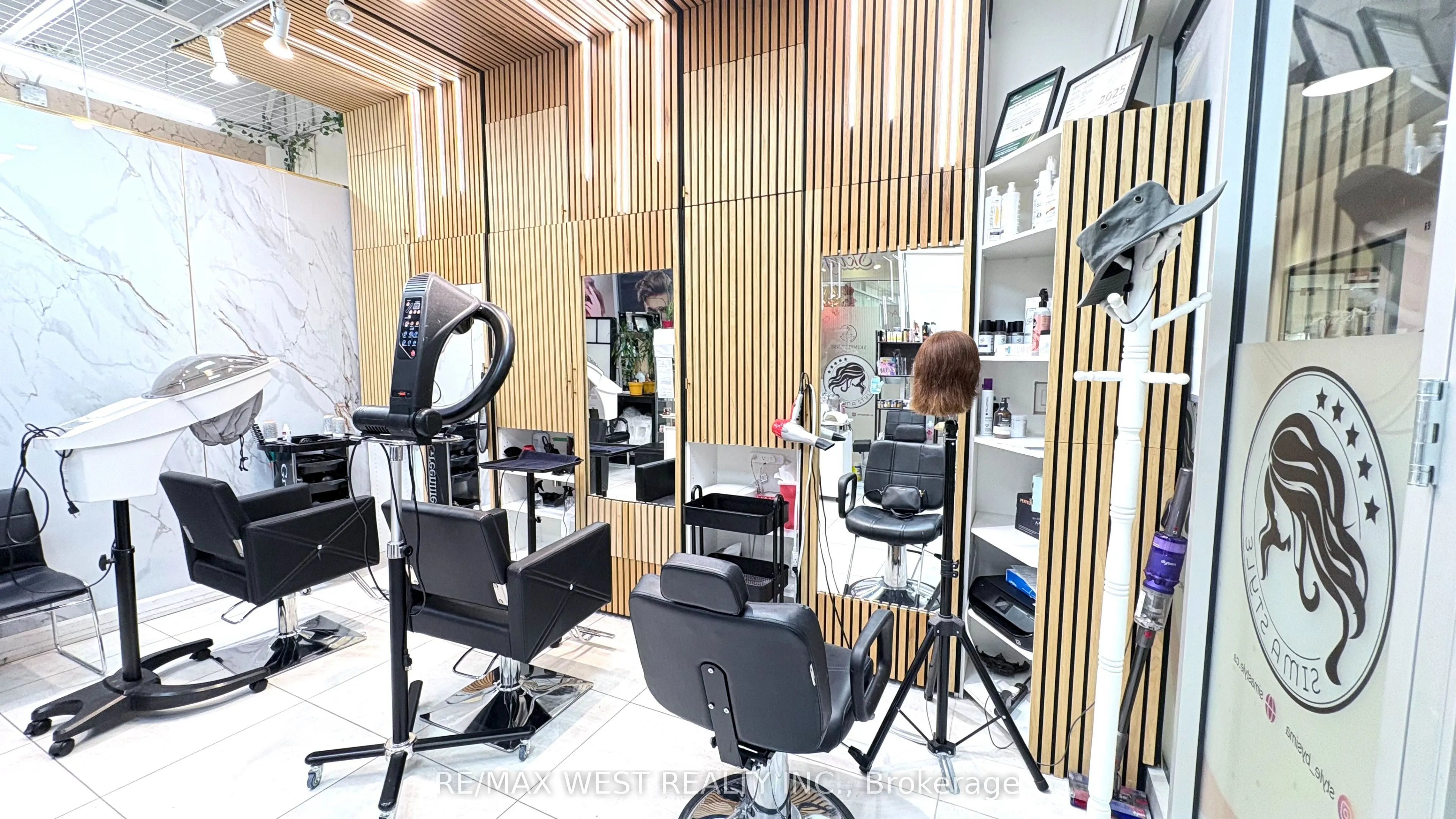 7181 Yonge Street, #104