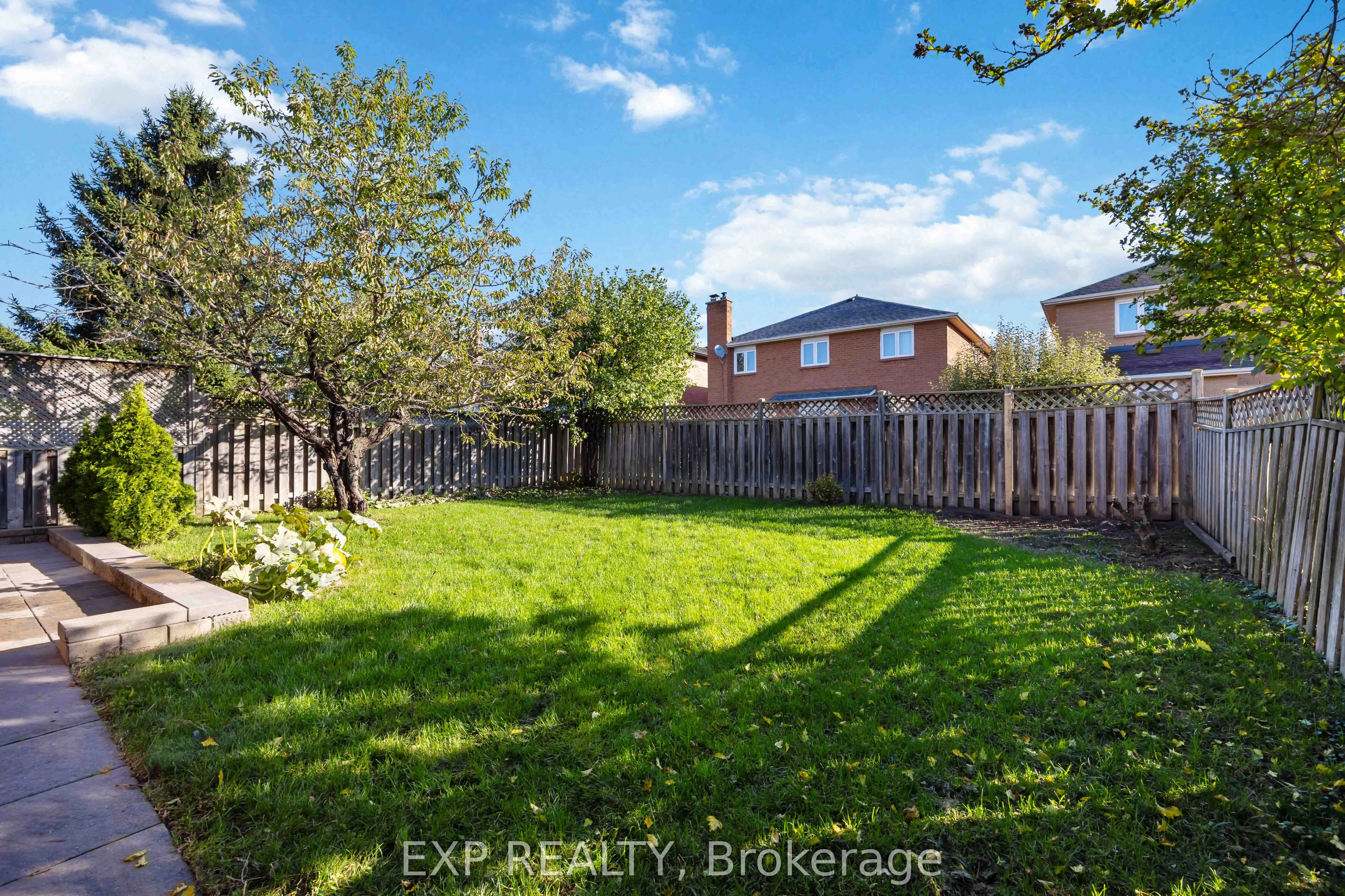 126 Largo Crescent