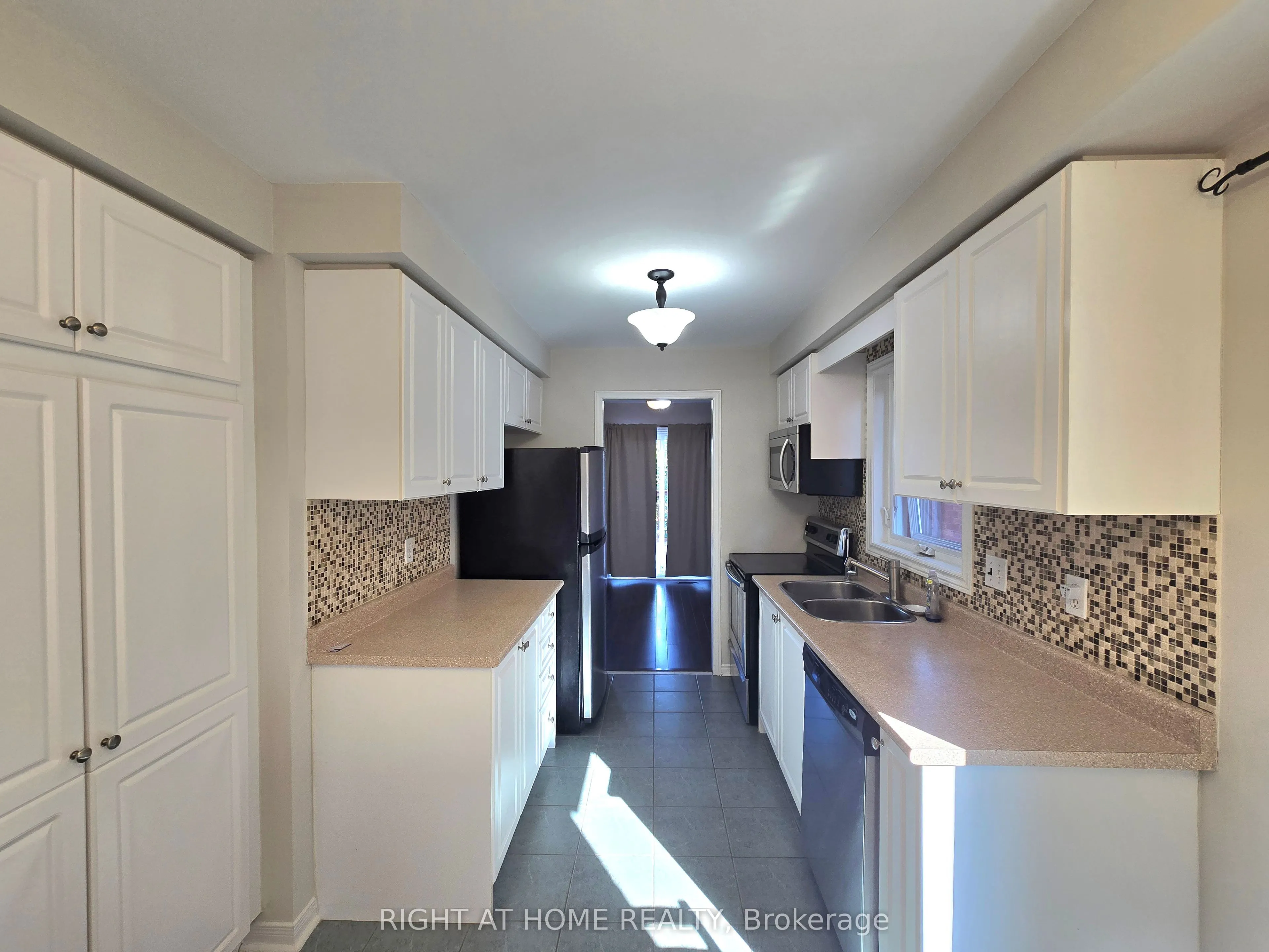 649 Walpole Crescent
