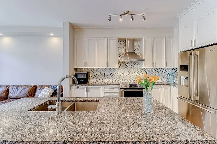 27 Duncombe Lane N