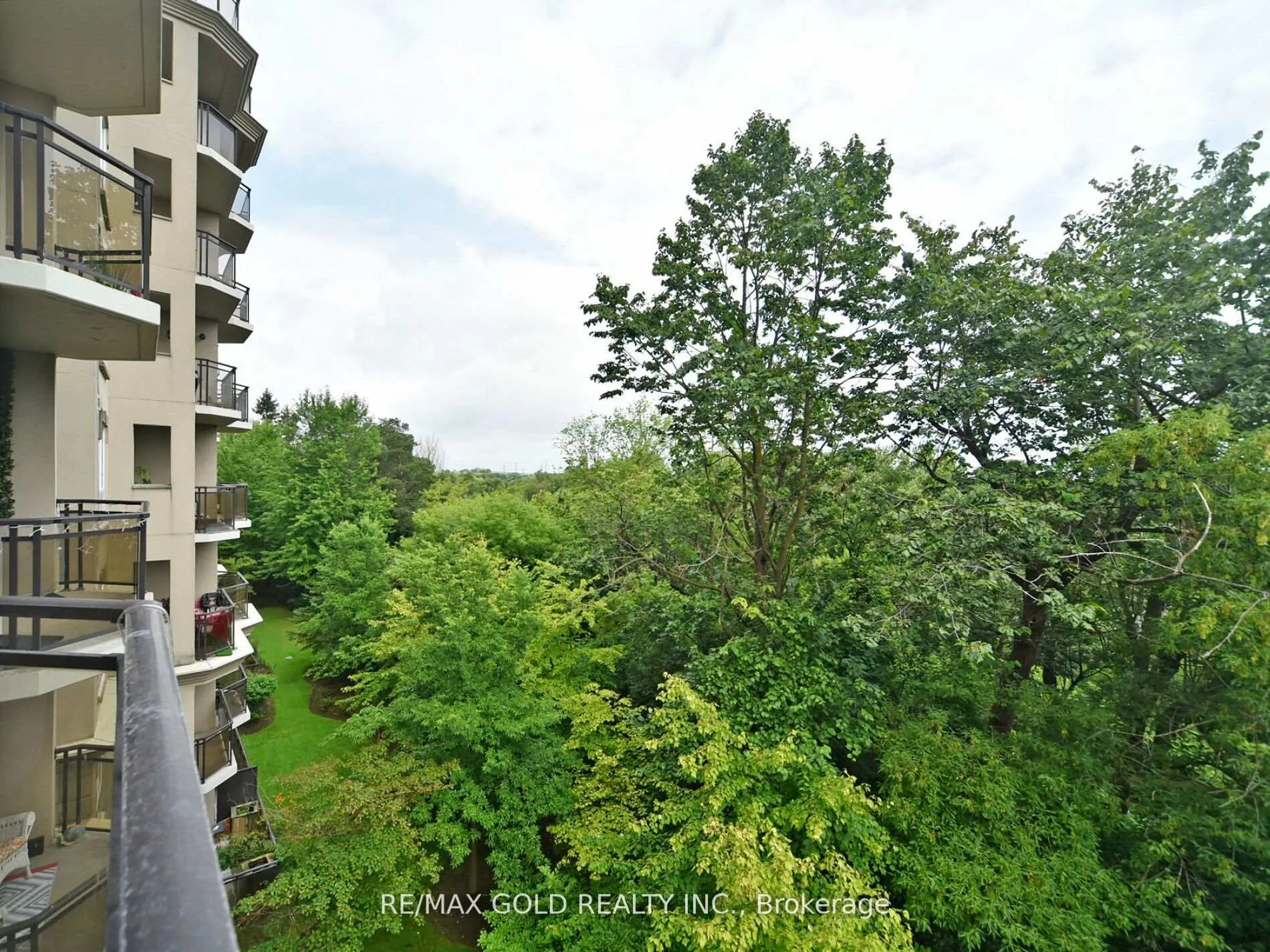 2 Maison Parc Court N, #404