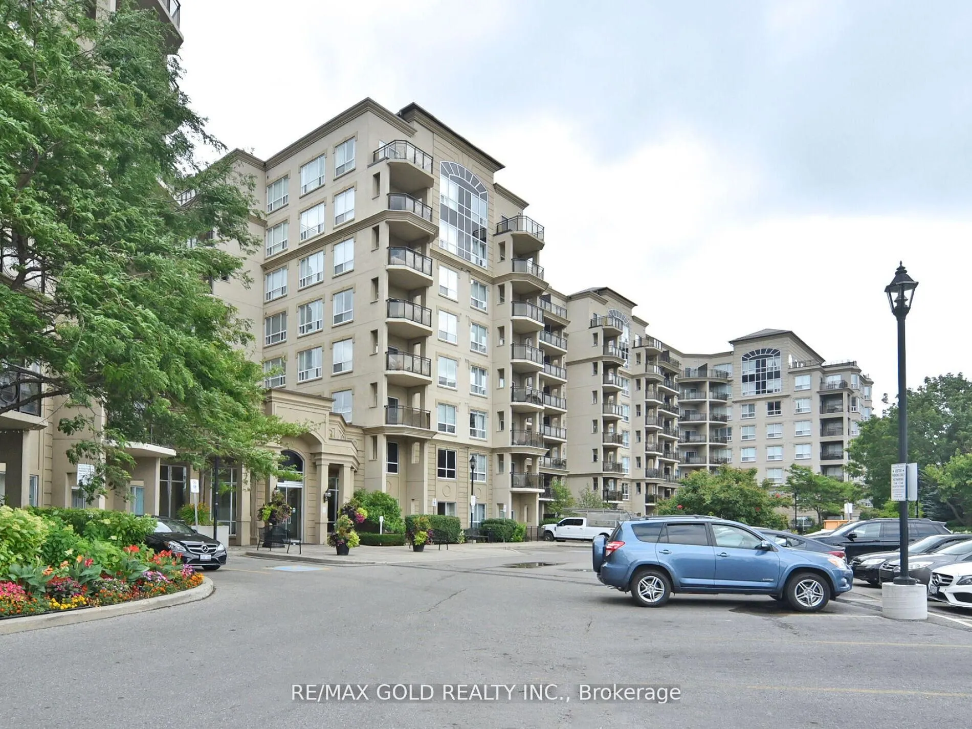 2 Maison Parc Court N, #404
