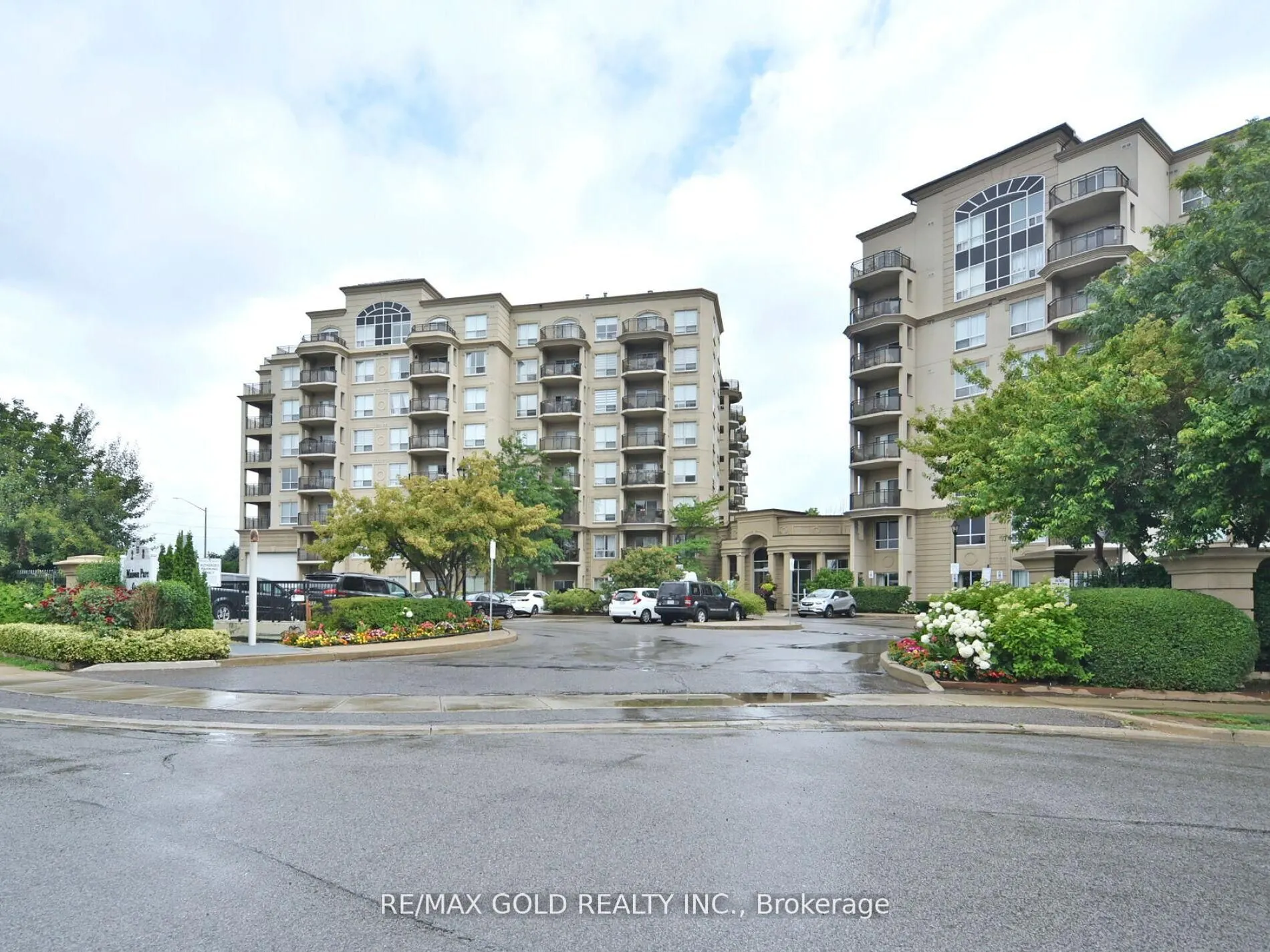 2 Maison Parc Court N, #404