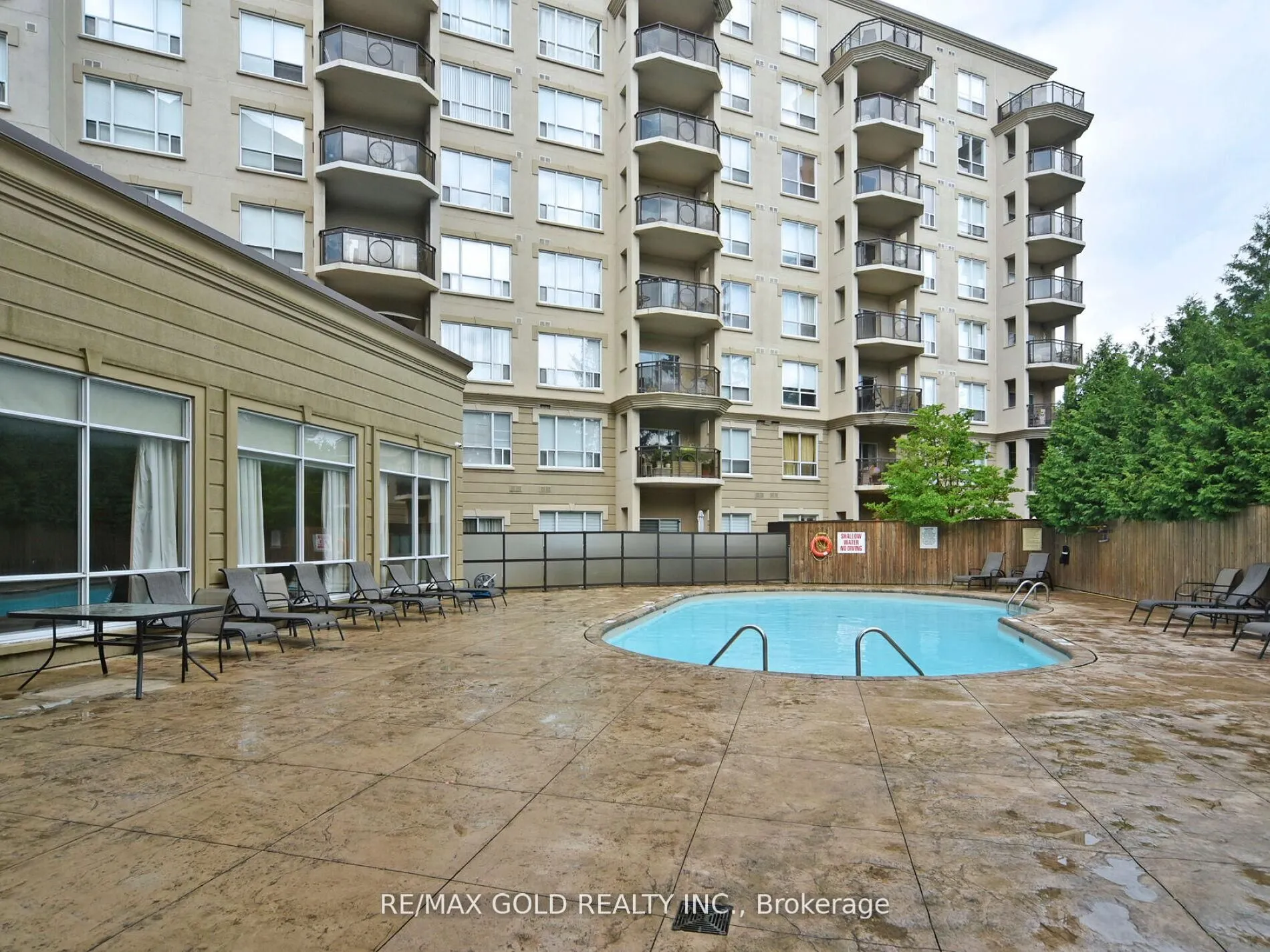2 Maison Parc Court N, #404