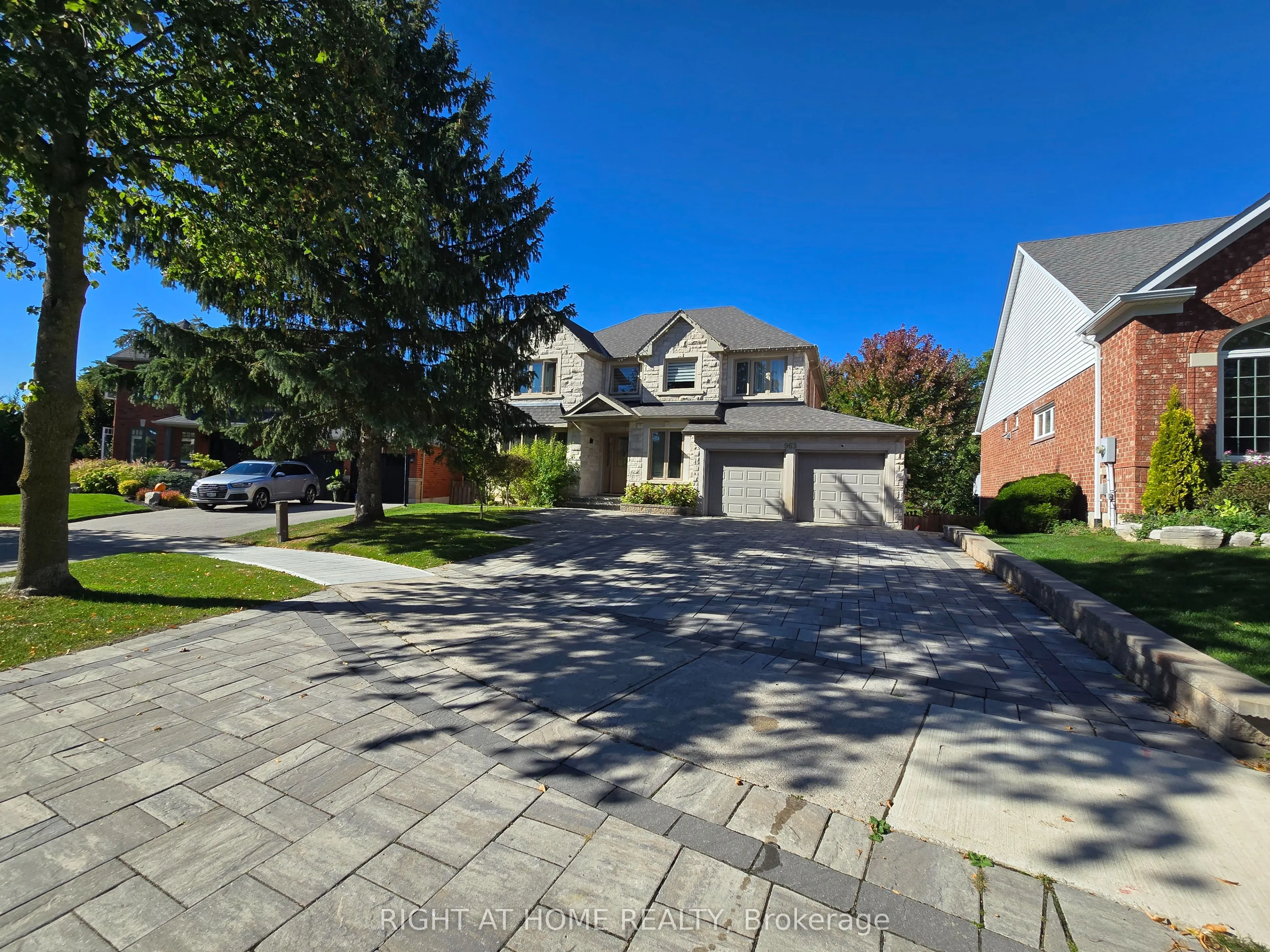 963 Northern Prospect Crescent