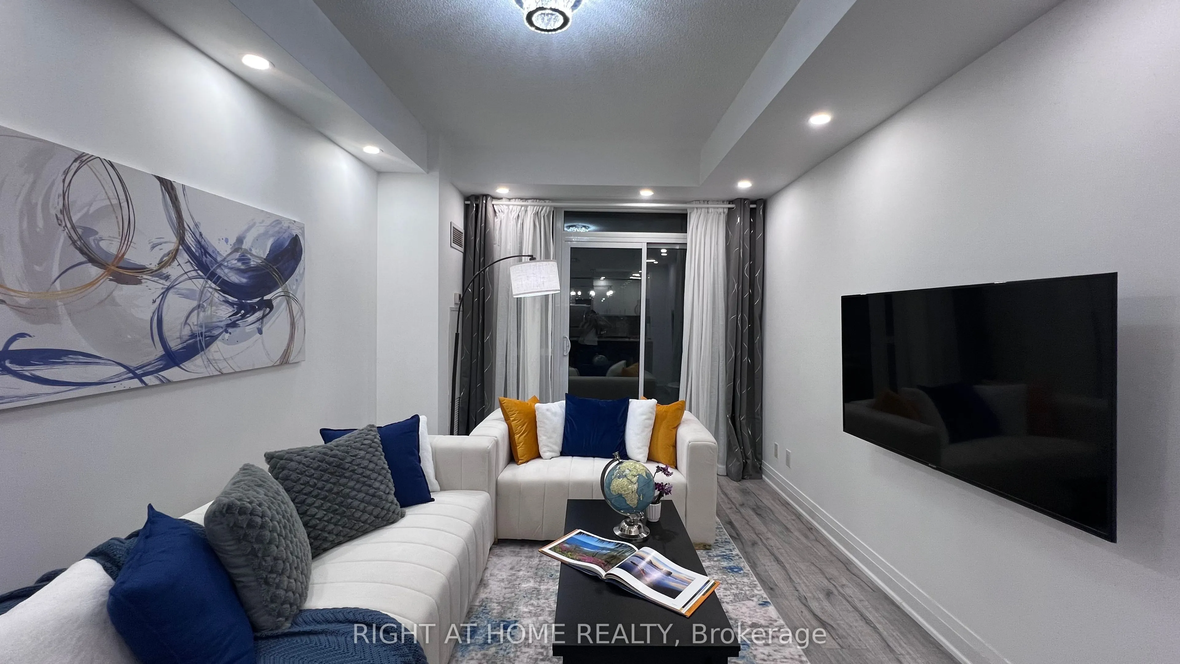 520 Steeles Avenue W, #814