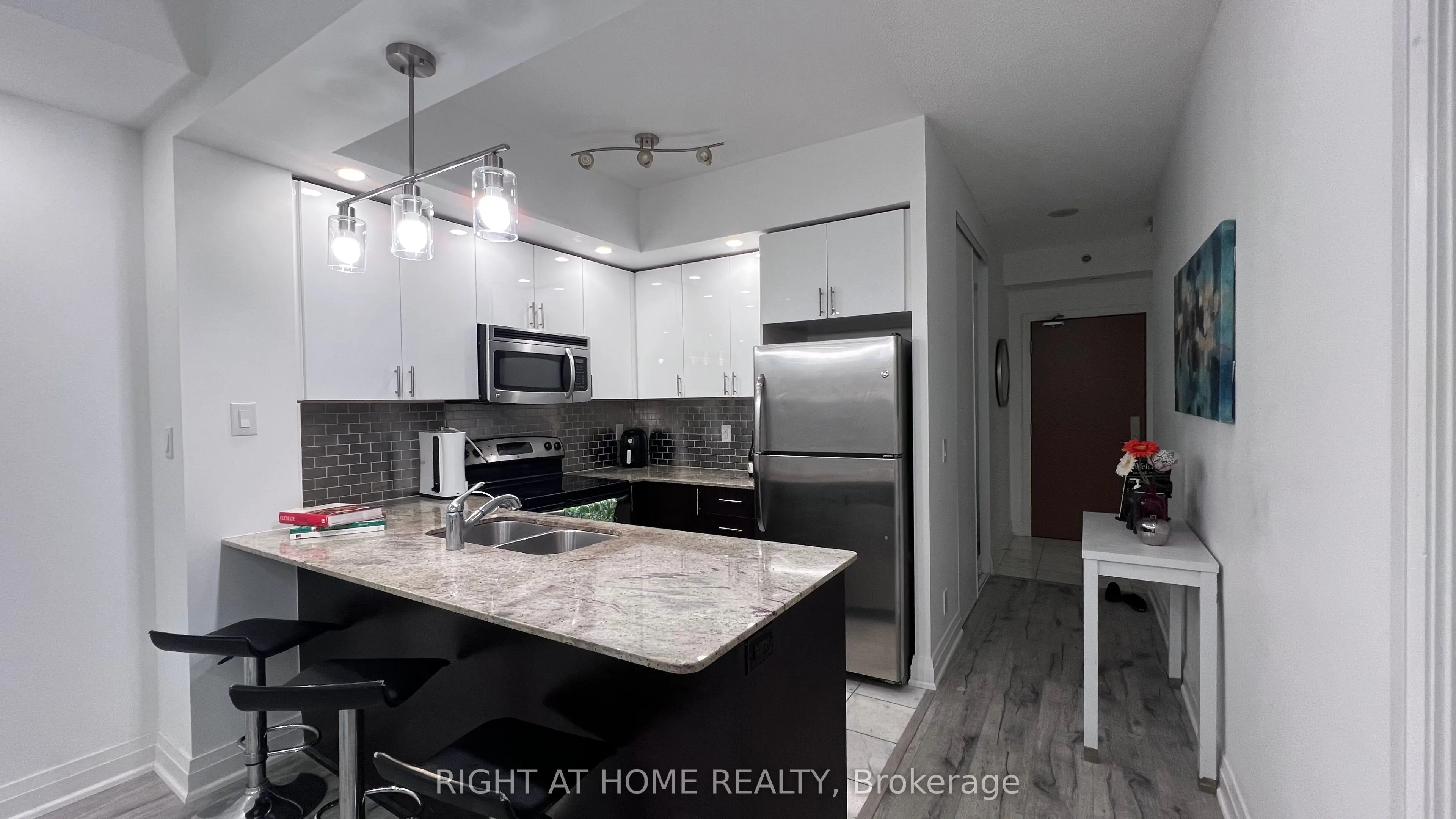 520 Steeles Avenue W, #814