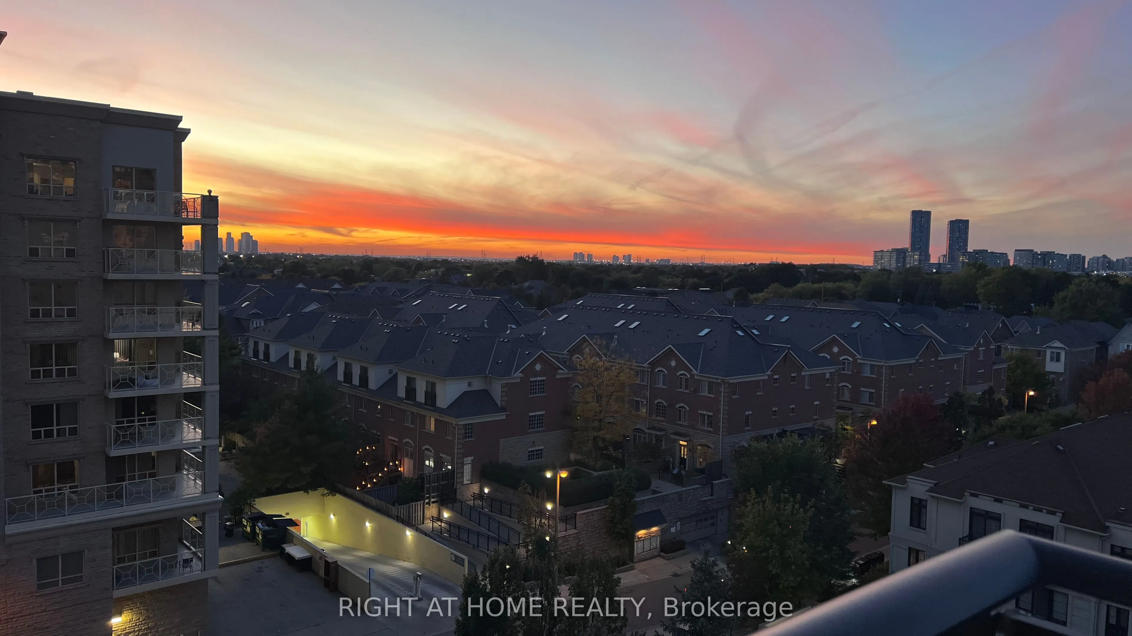 520 Steeles Avenue W, #814