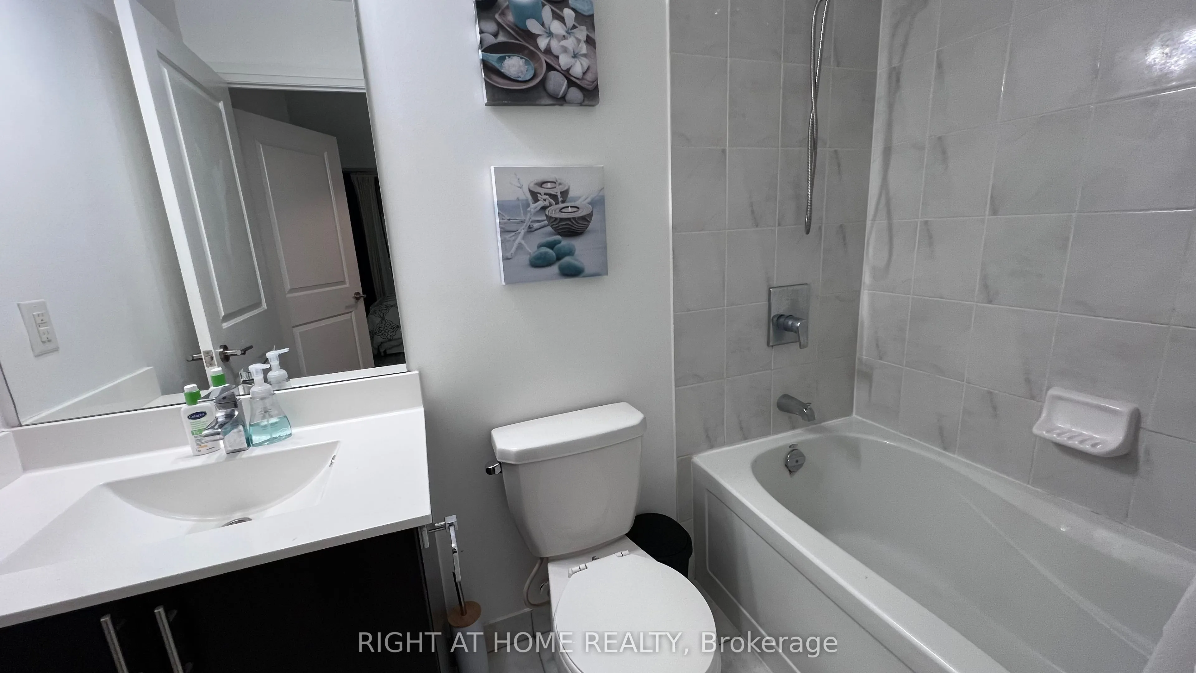 520 Steeles Avenue W, #814