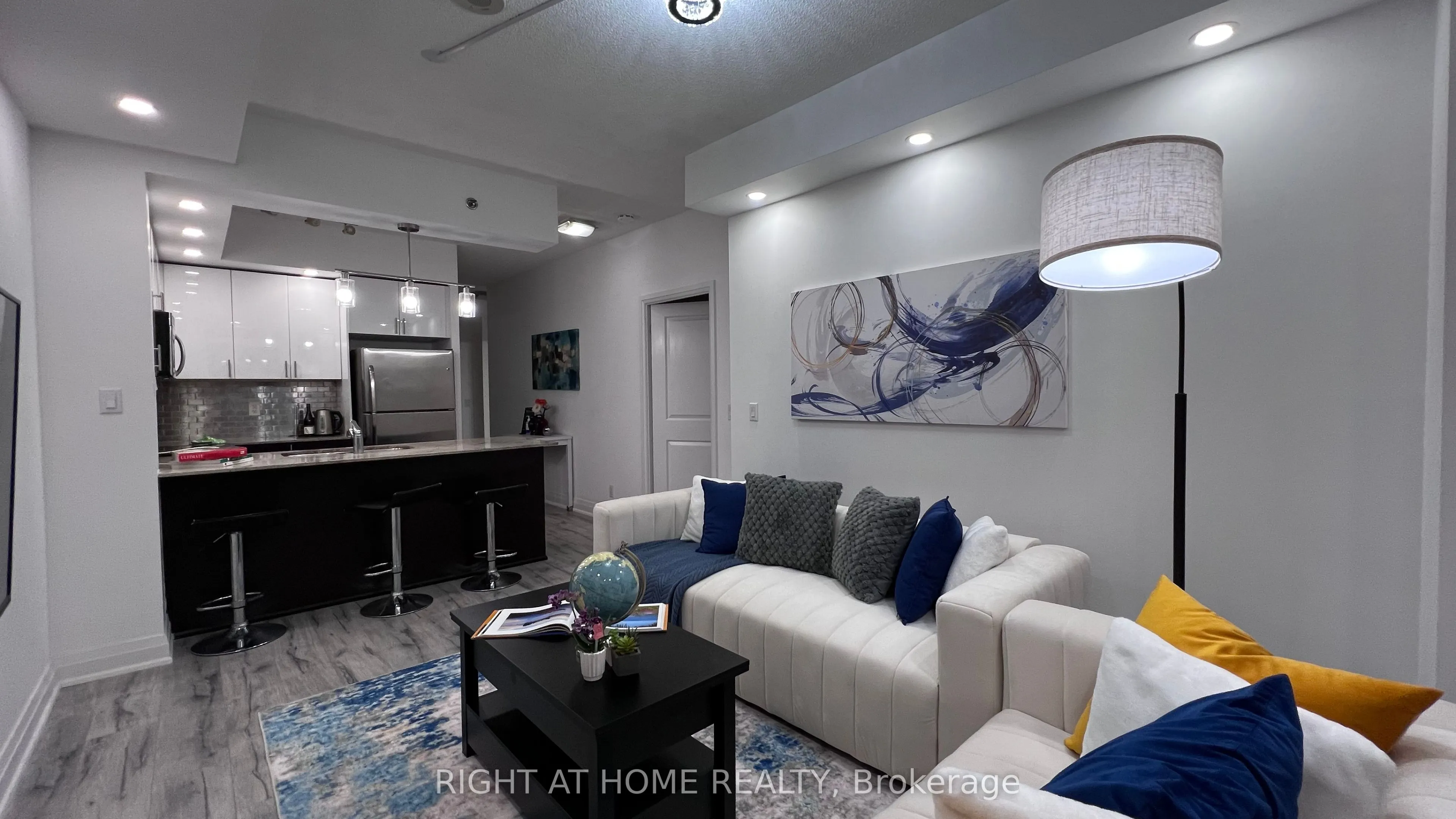 520 Steeles Avenue W, #814