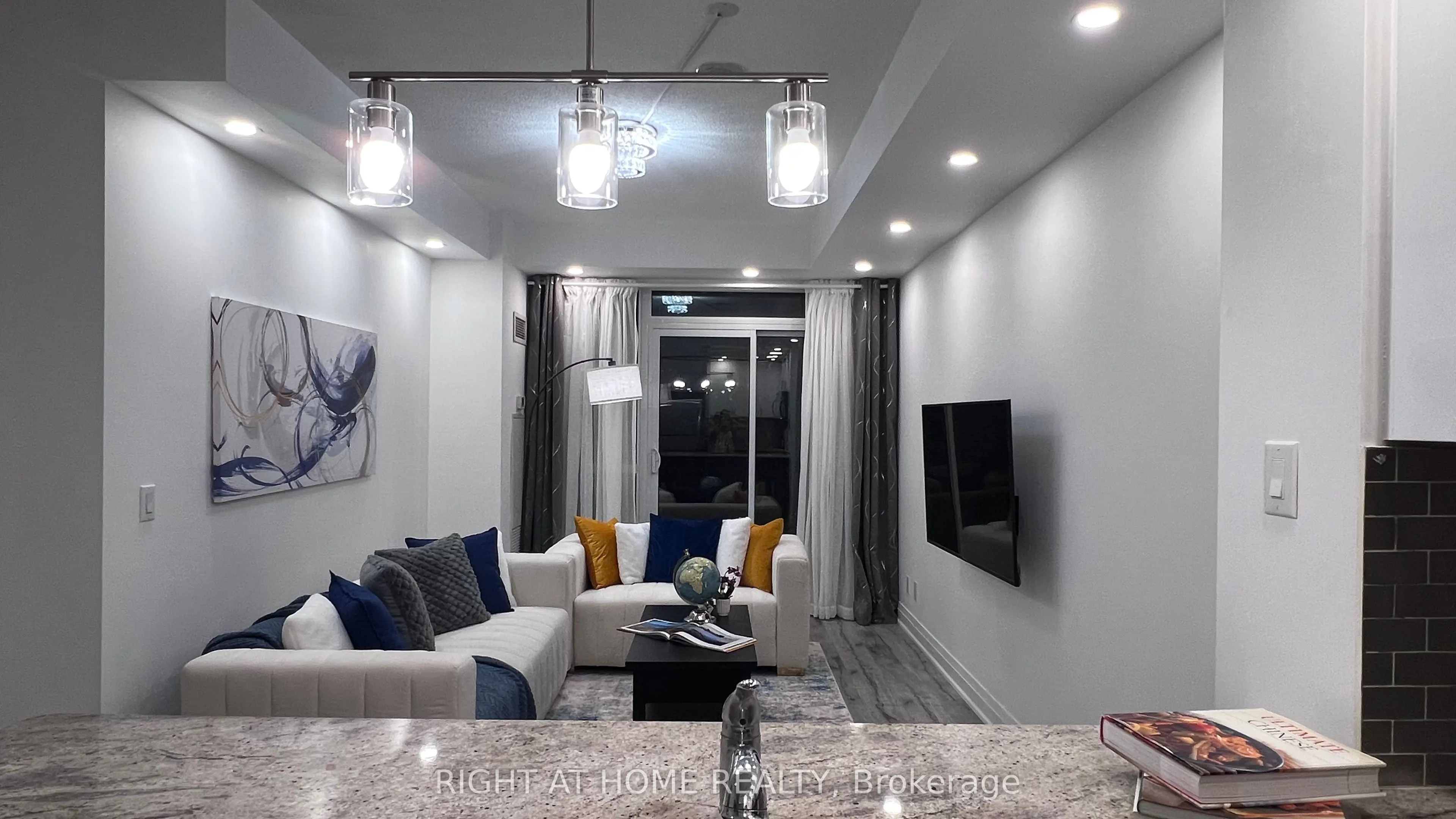 520 Steeles Avenue W, #814