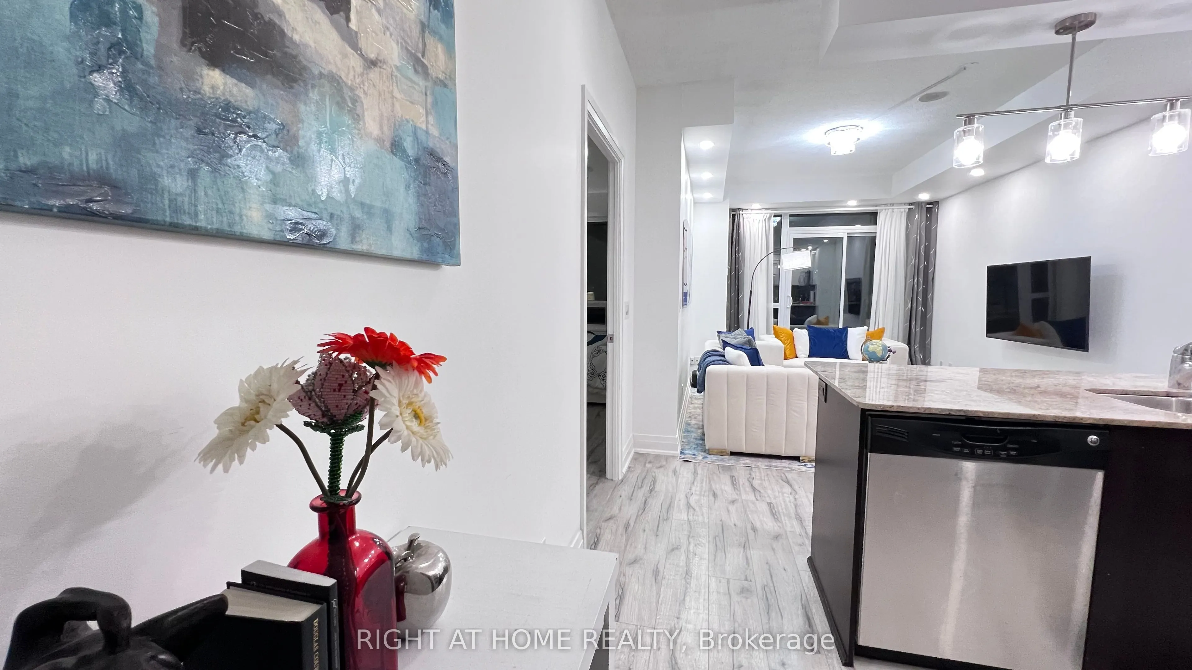 520 Steeles Avenue W, #814