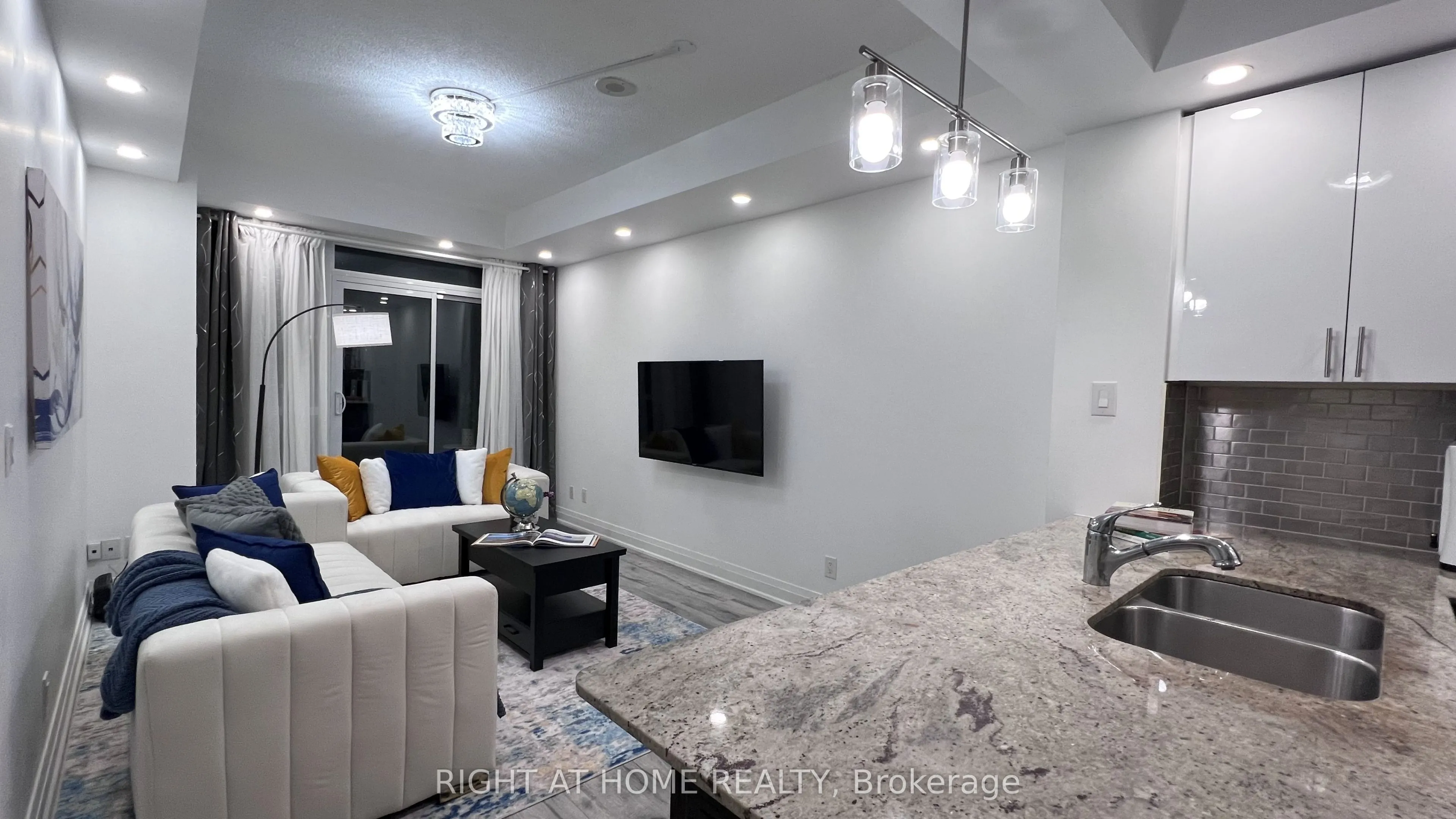520 Steeles Avenue W, #814