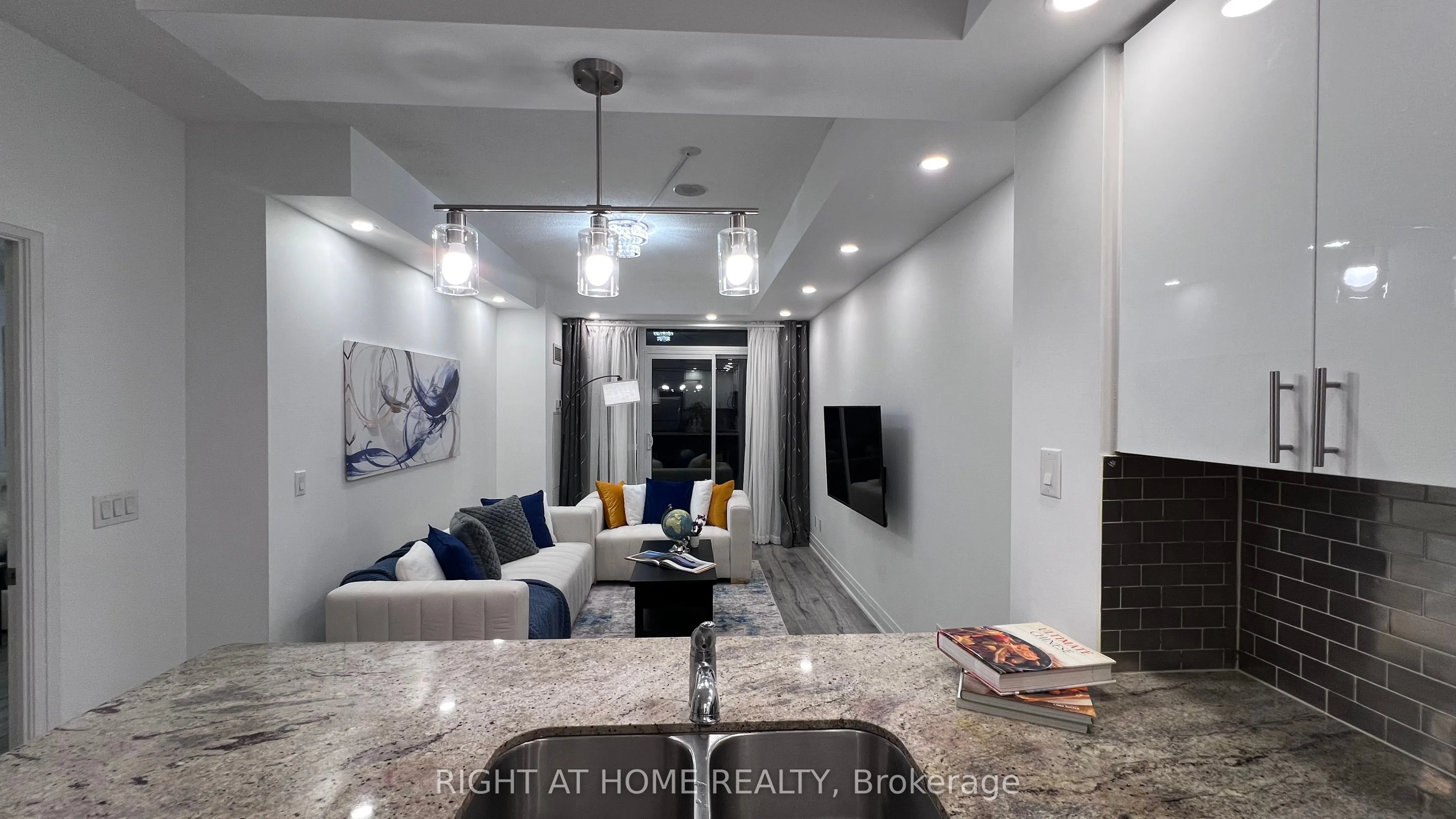 520 Steeles Avenue W, #814