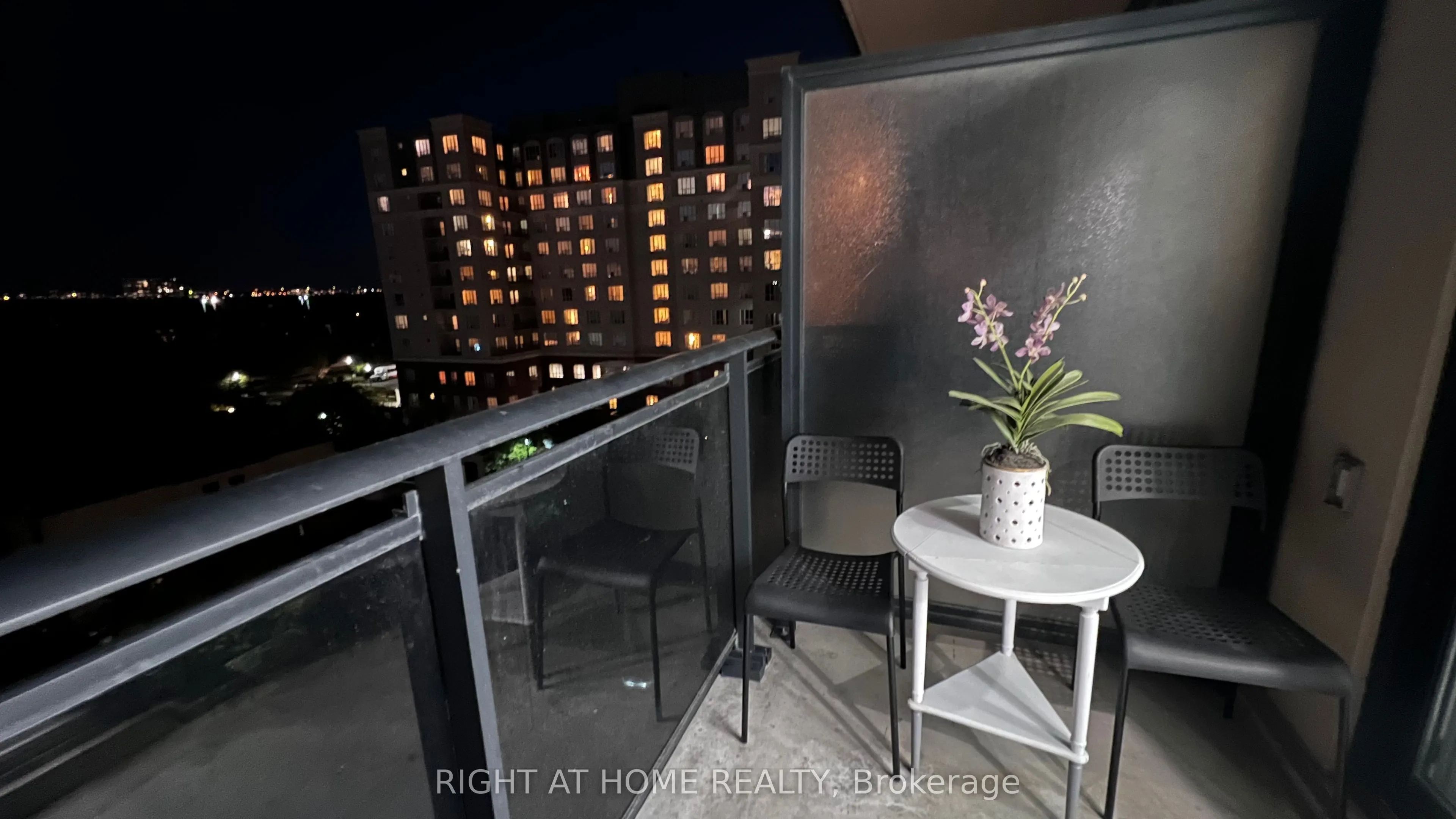 520 Steeles Avenue W, #814