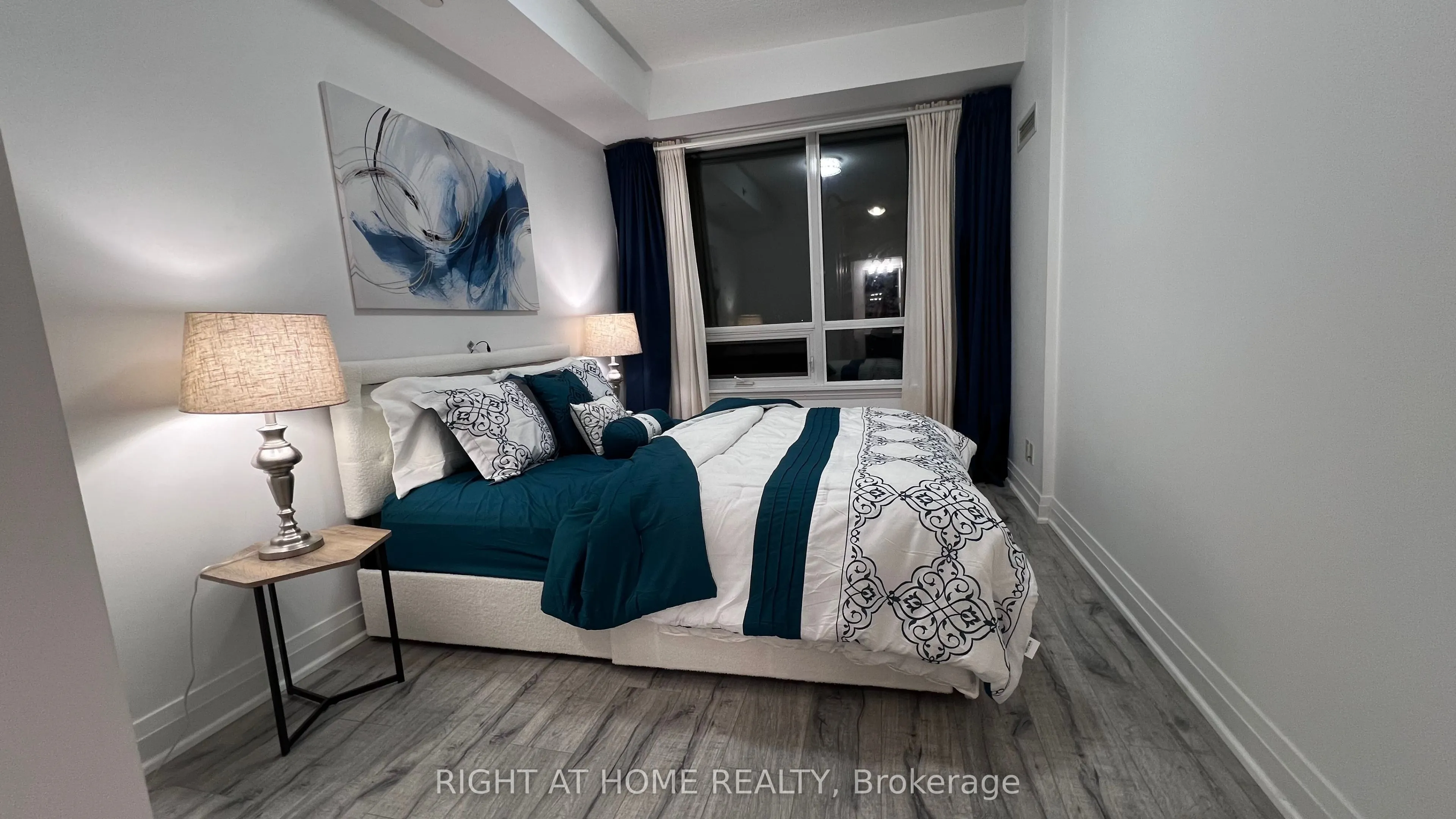 520 Steeles Avenue W, #814