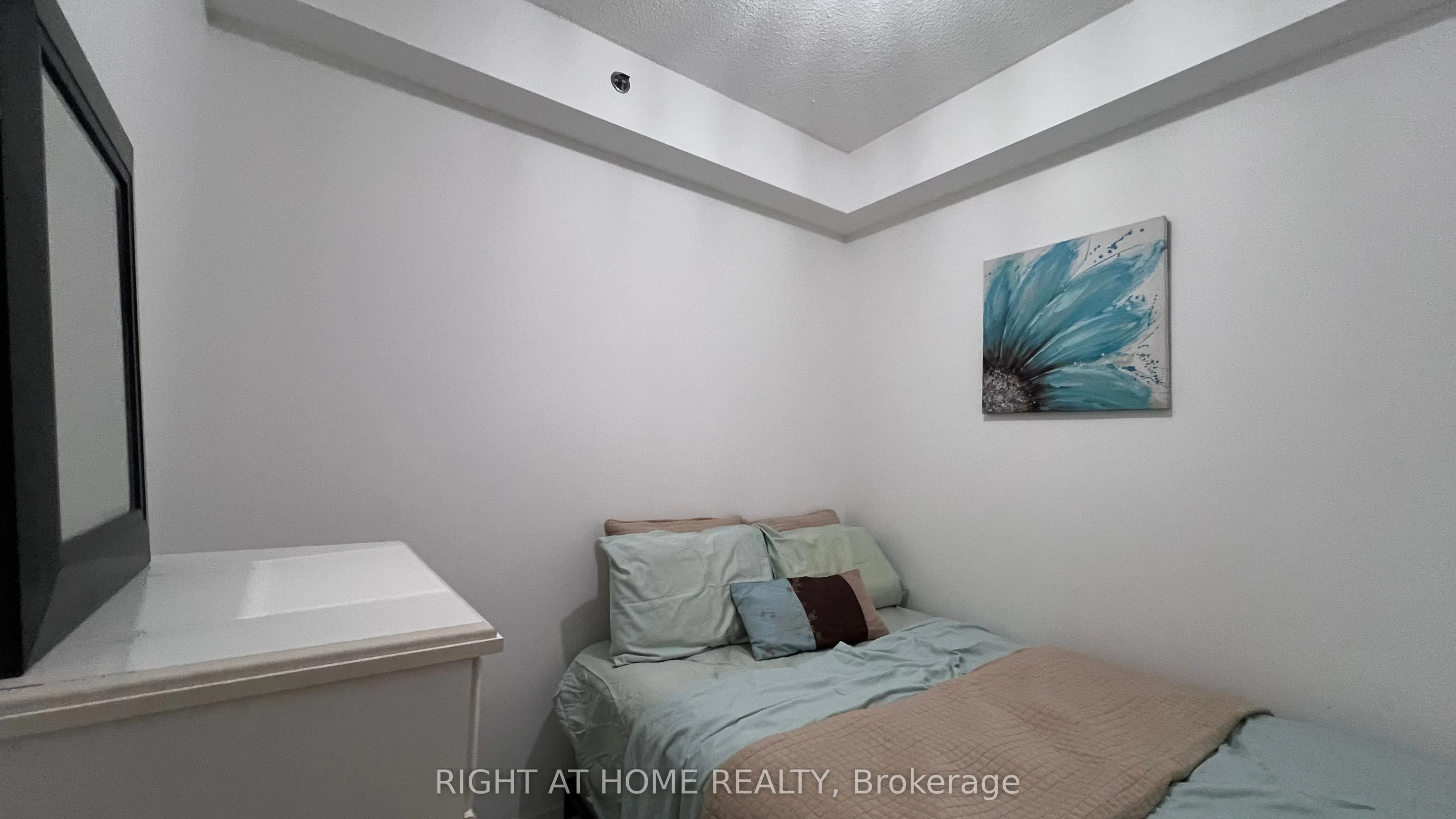520 Steeles Avenue W, #814