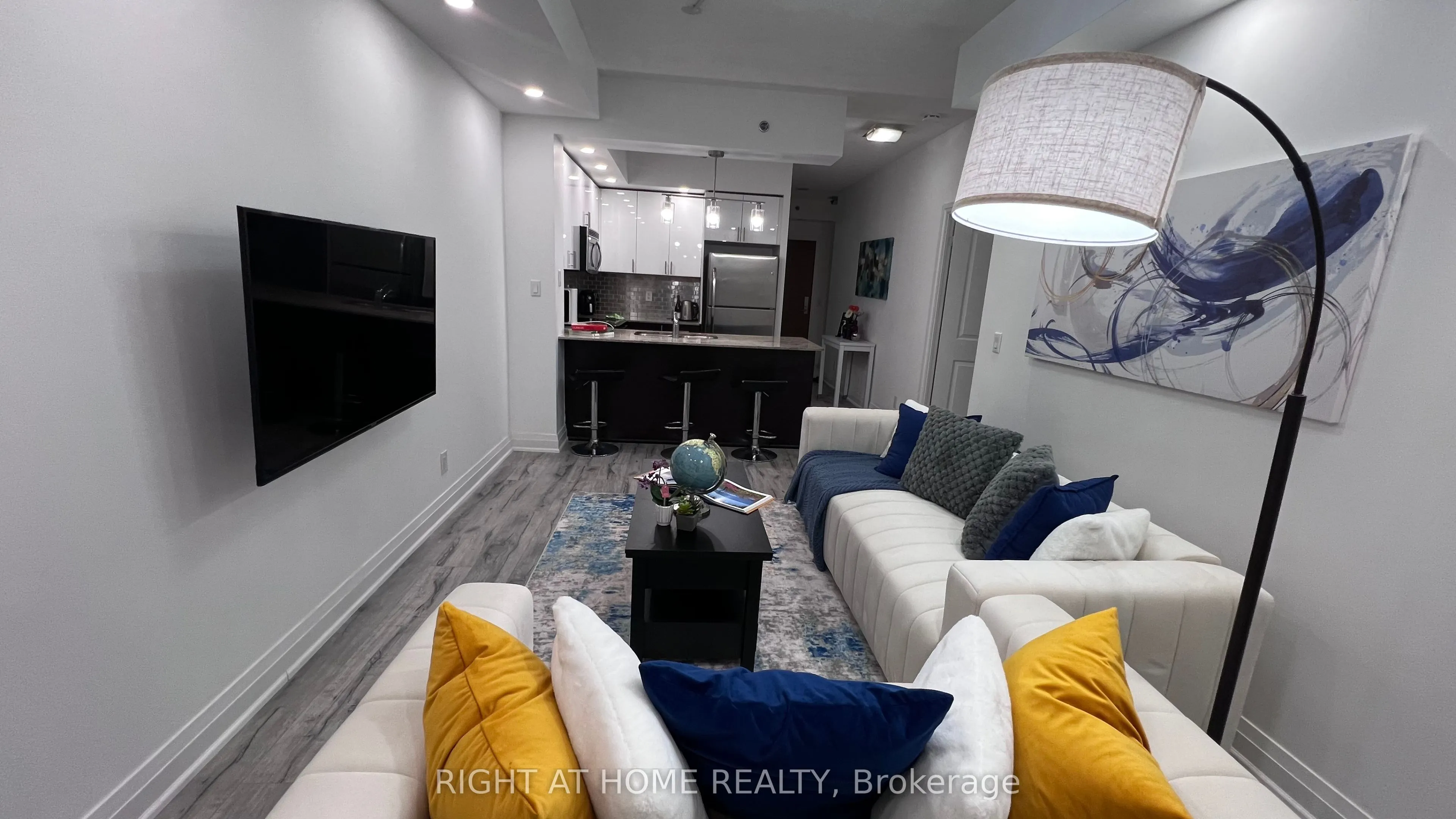 520 Steeles Avenue W, #814