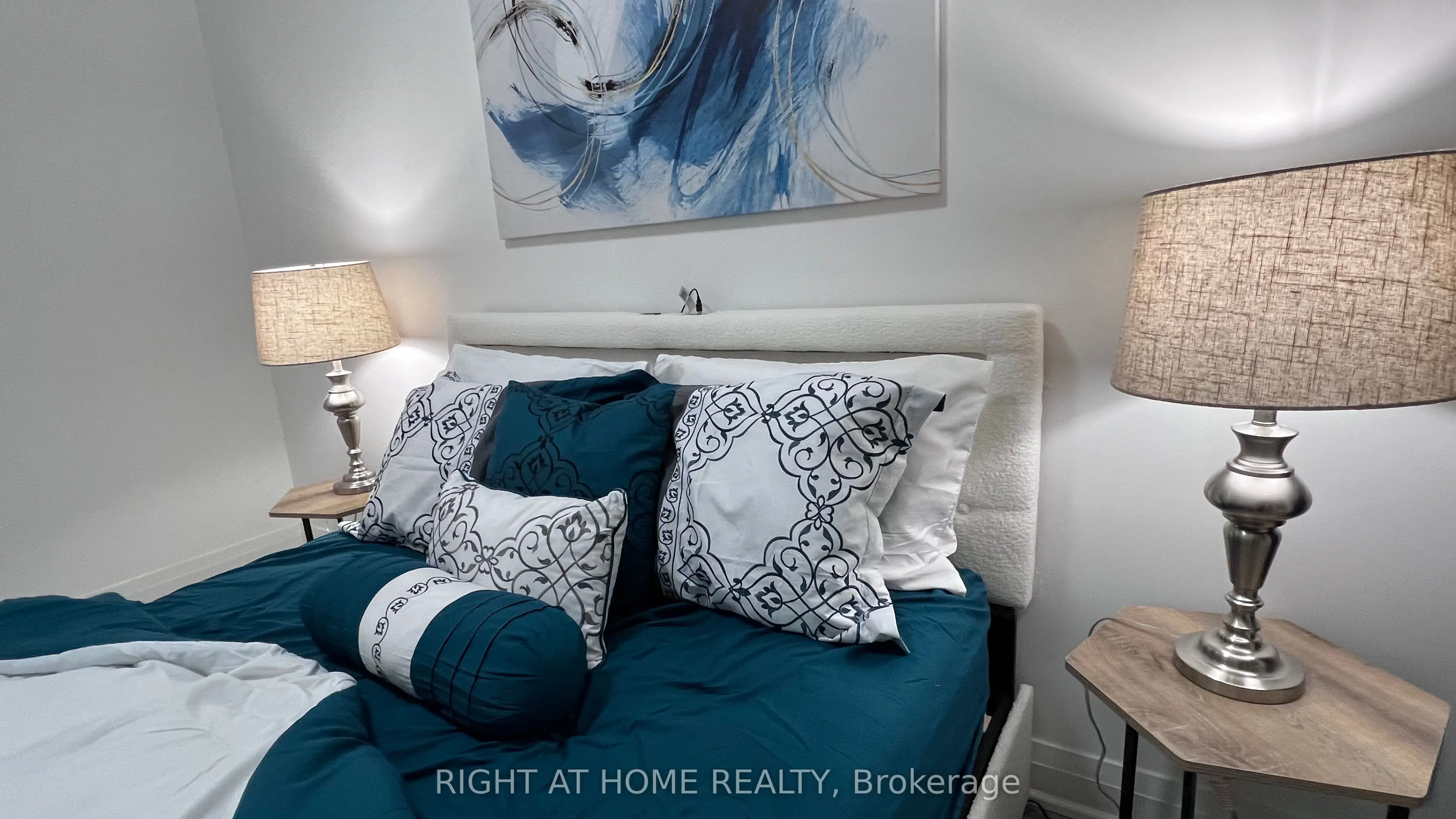 520 Steeles Avenue W, #814