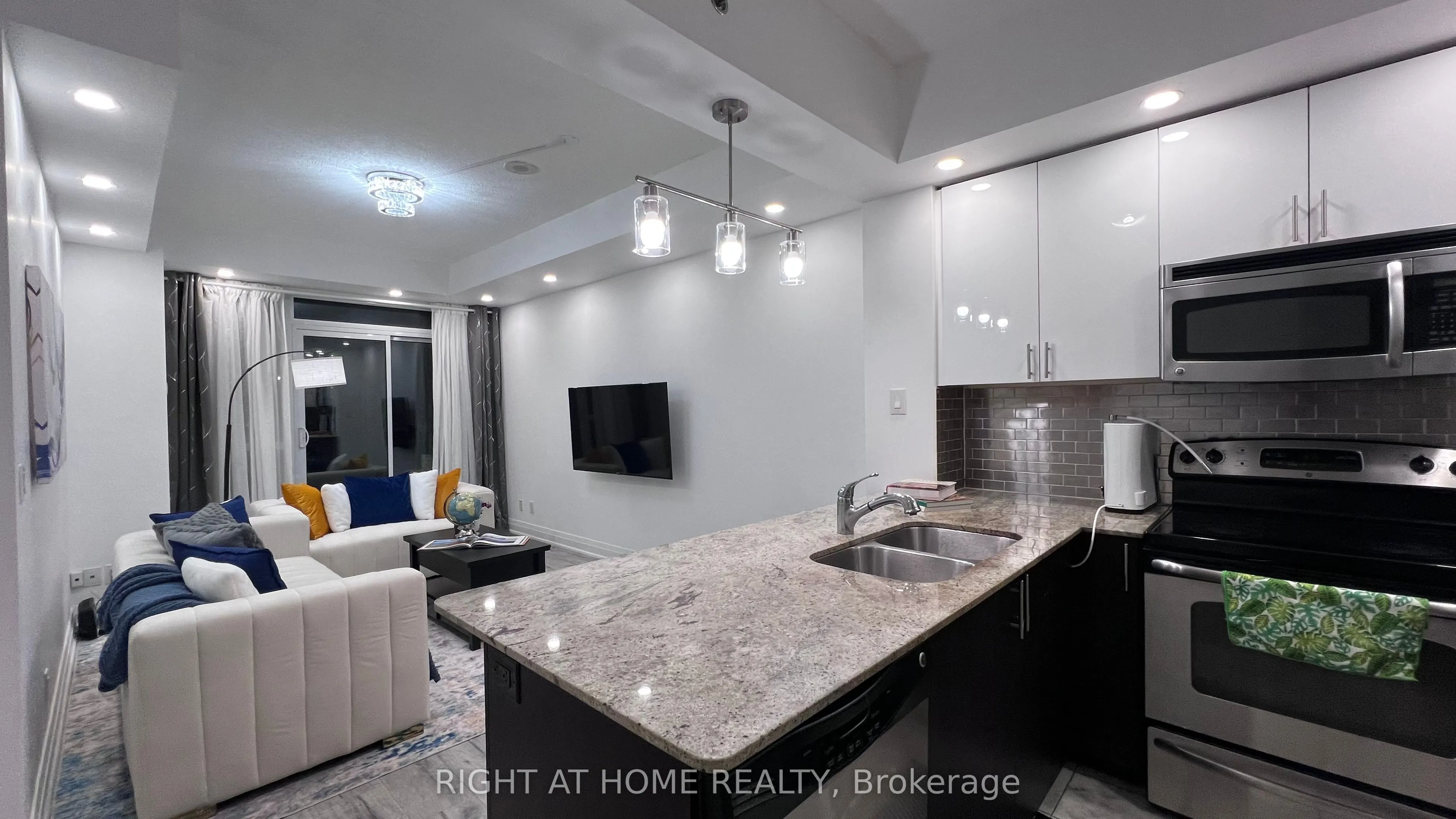 520 Steeles Avenue W, #814